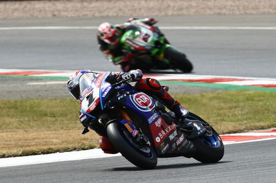 Toprak Razgatlioglu dan Jonathan Rea, balapan superpole Donington Park WorldSBK, 17 Juli