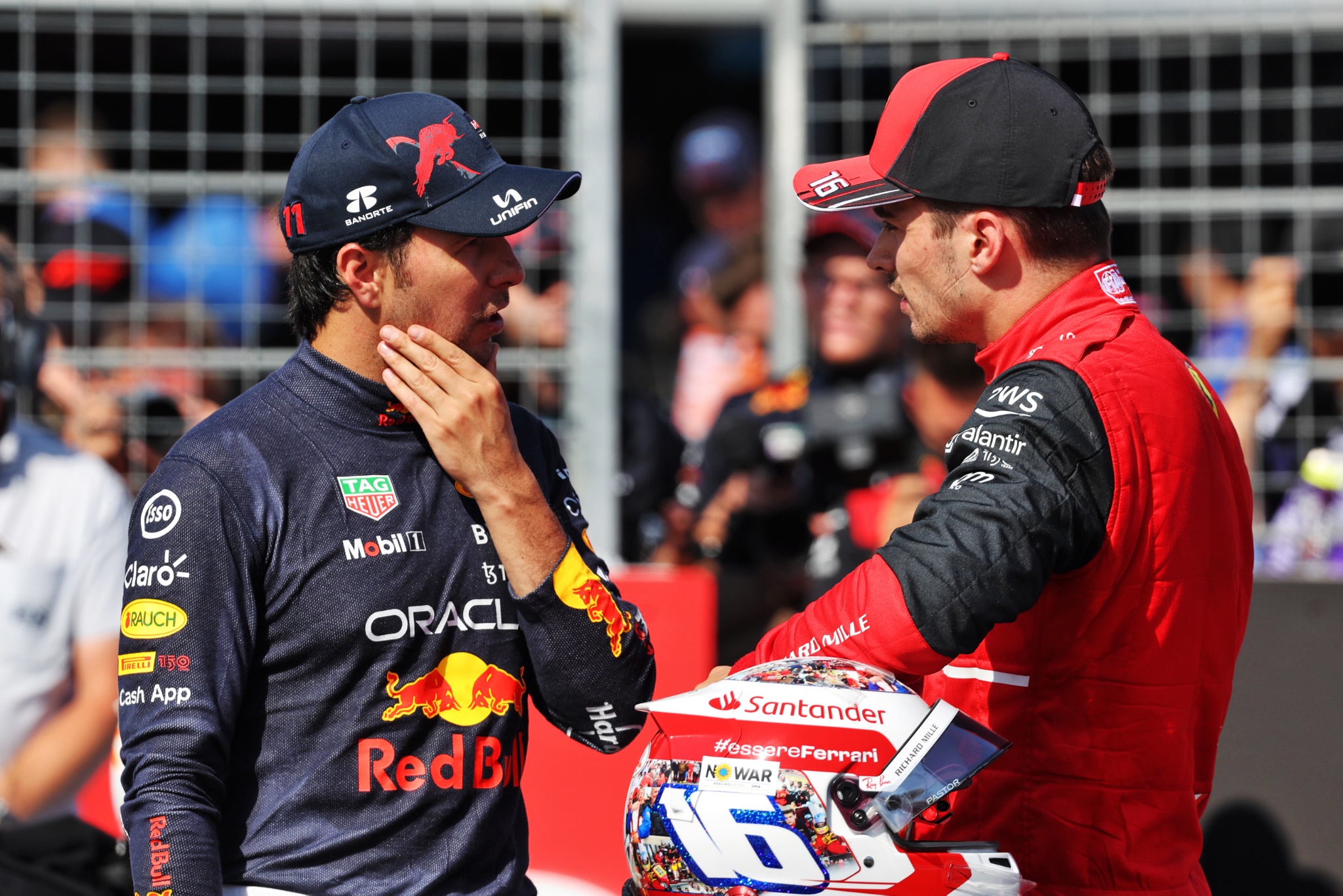 (L ke R ): Sergio Perez (MEX) Red Bull Racing dengan pole sitter Charles Leclerc (MON) Ferrari di babak kualifikasi.