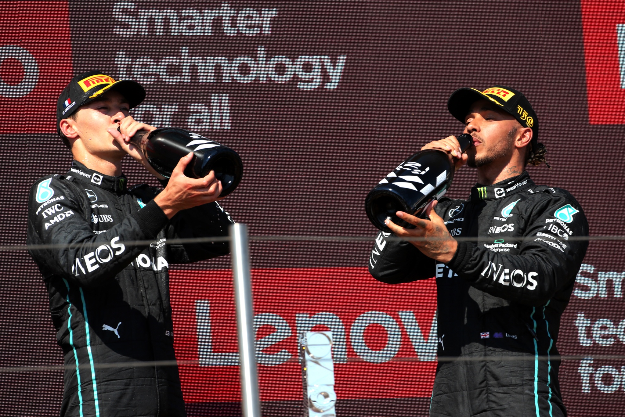 (L ke R ): George Russell (GBR) Mercedes AMG F1 merayakan posisi ketiganya di podium bersama rekan setimnya yang menempati posisi kedua