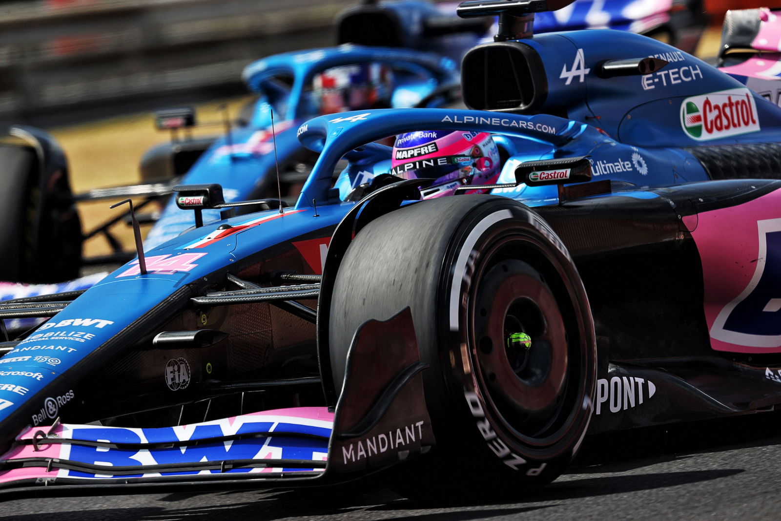Fernando Alonso (ESP) ) Alpine F1 Team A522 dan rekan setimnya Esteban Ocon (FRA) Alpine F1 Team A522. Formula 1 Dunia