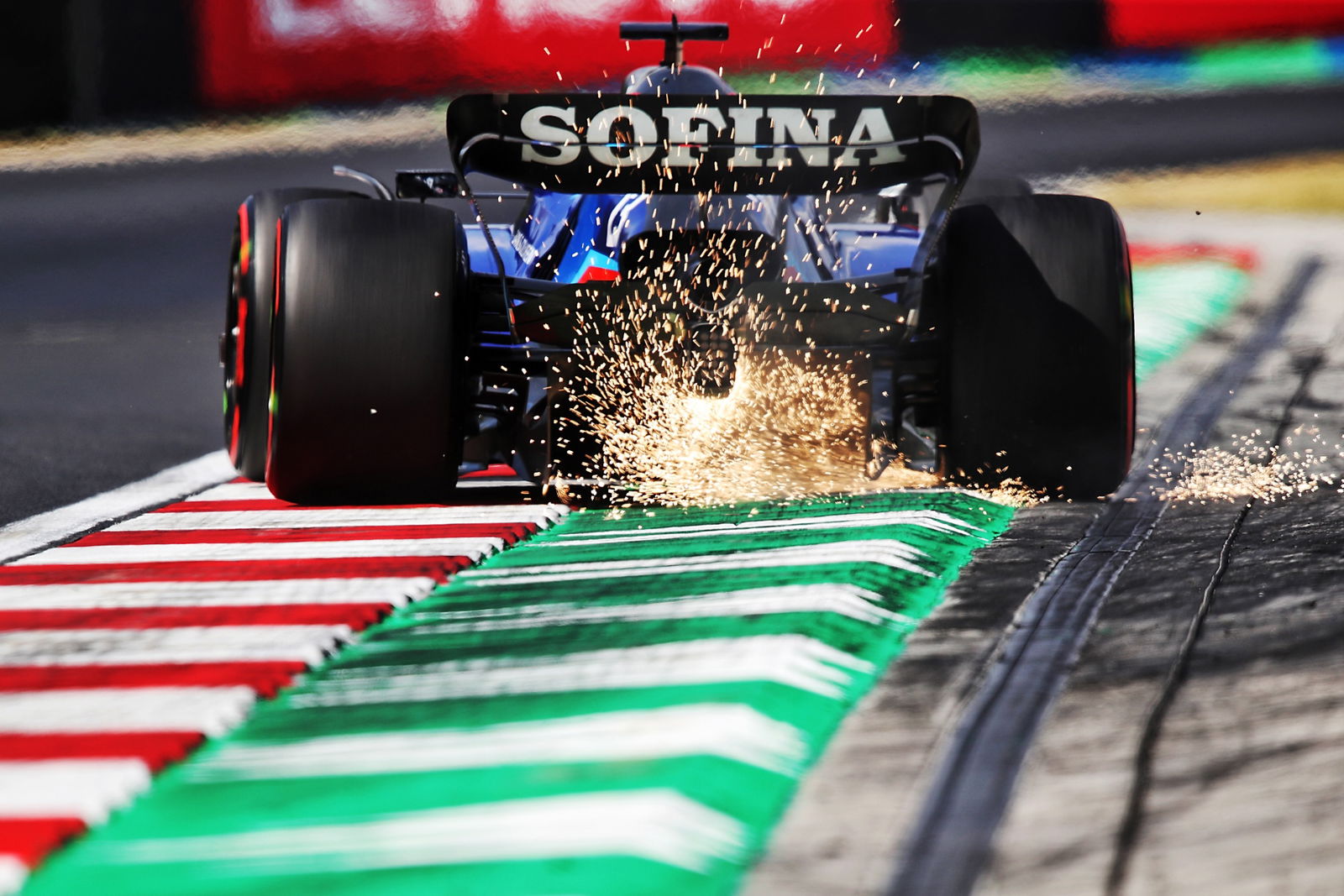 Alexander Albon (THA) ) Williams Racing FW44 membuat percikan terbang. Kejuaraan Dunia Formula 1, Rd 13, Hungarian Grand Prix,