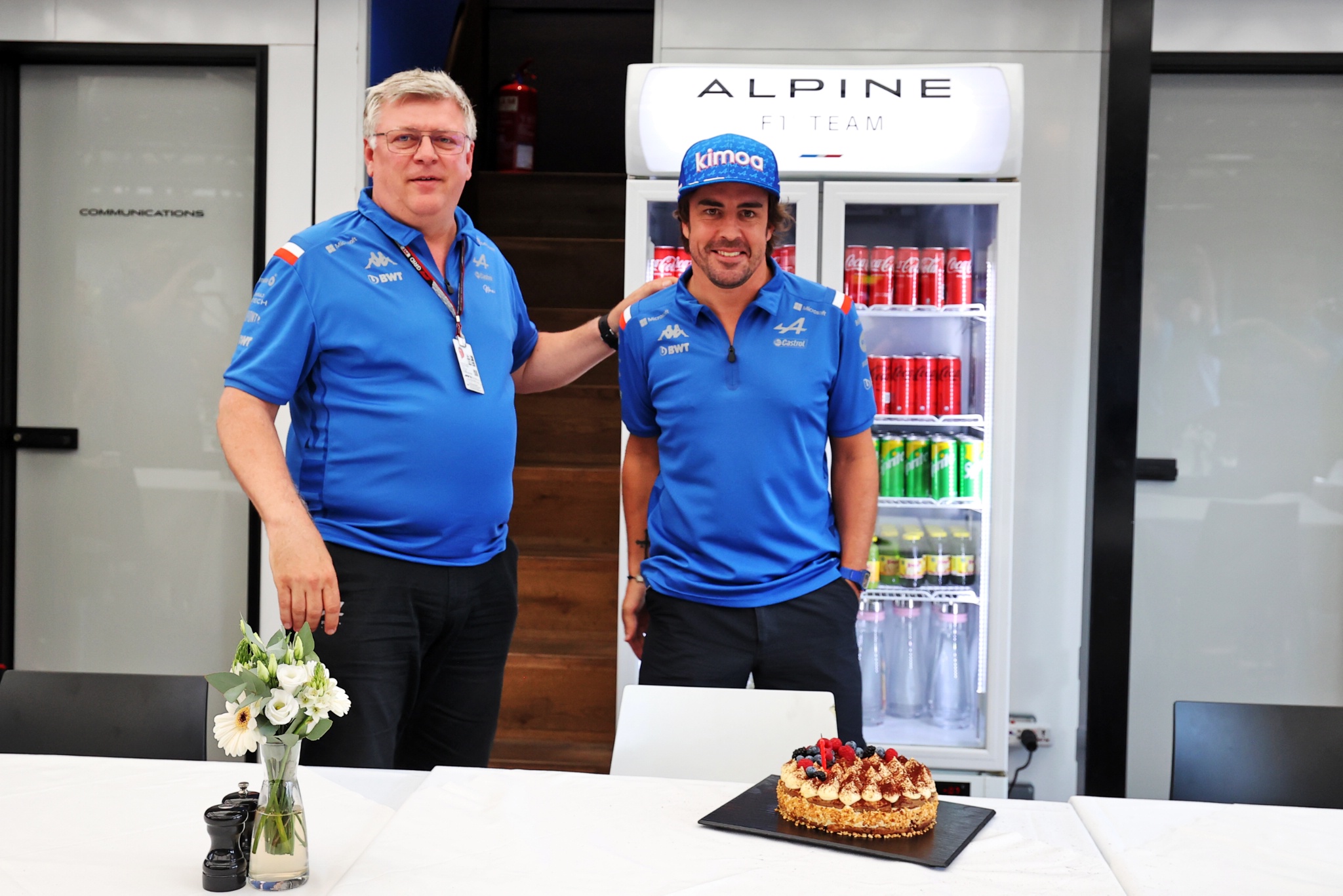 Fernando Alonso (ESP) ) Tim F1 Alpine merayakan ulang tahunnya bersama Otmar Szafnauer (AS) Tim F1 Alpine, Ketua Tim, dan