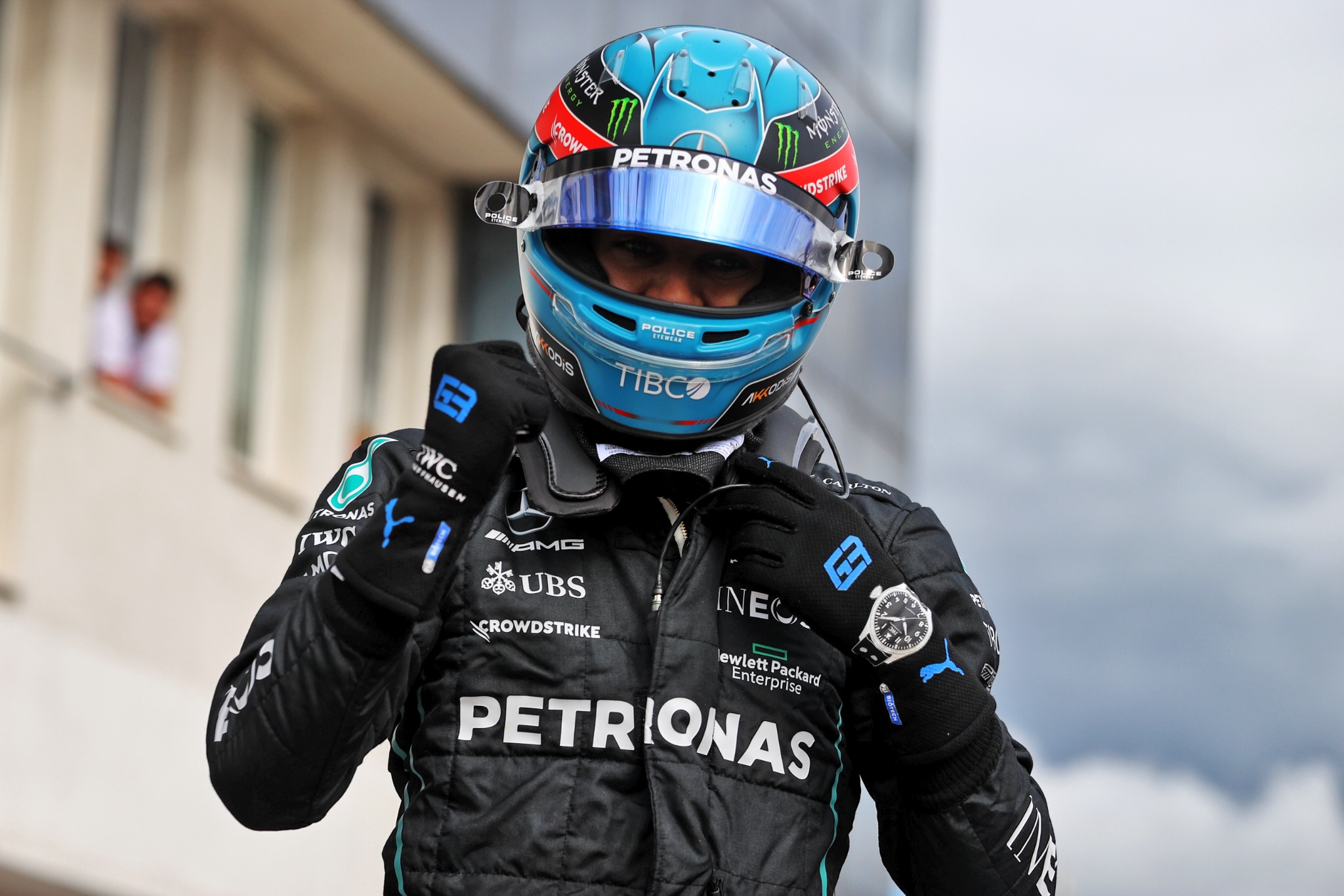 George Russell (GBR) ) Mercedes AMG F1 merayakan pole position-nya di babak kualifikasi. Kejuaraan Dunia Formula 1,