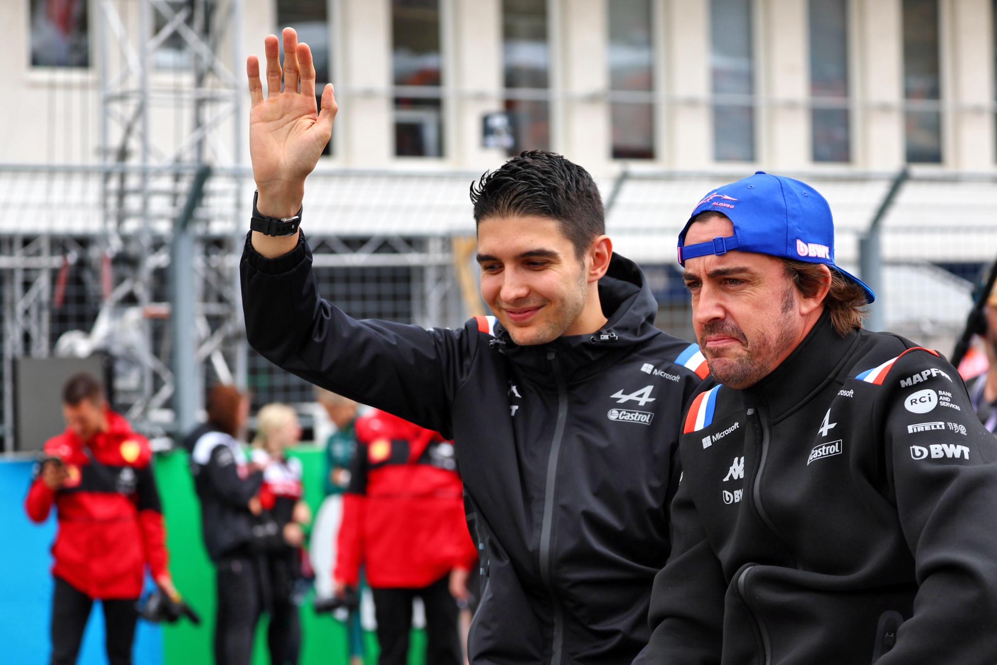 (L ke R ): Esteban Ocon (FRA) Alpine F1 Team dan rekan setimnya Fernando Alonso (ESP) Alpine F1 Team pada parade pembalap.