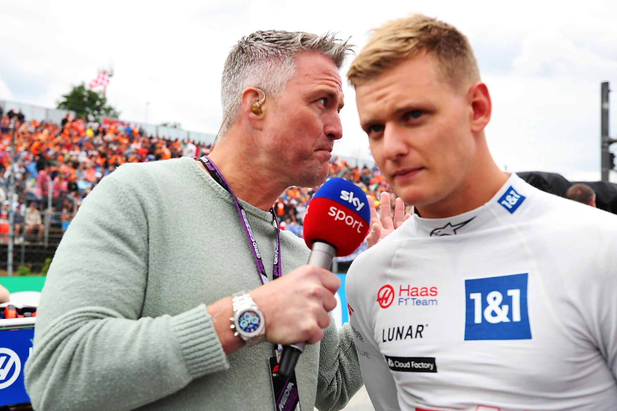 (L ke R ): Ralf Schumacher (GER) Sky Sport Presenter dengan Mick Schumacher (GER) Tim Haas F1 di grid. Formula 1 Dunia