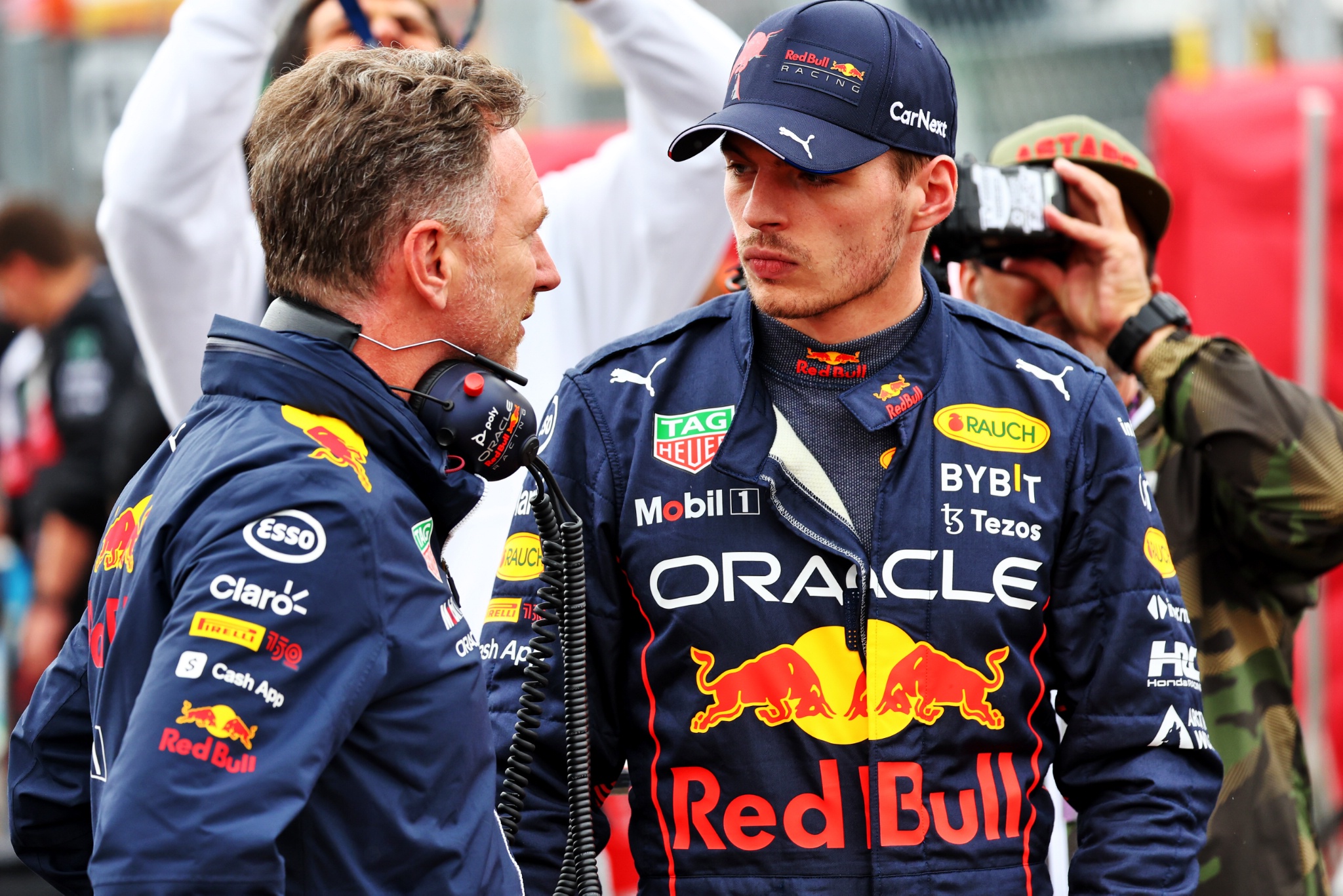(L ke R ): Christian Horner (GBR) Kepala Tim Red Bull Racing dengan Max Verstappen (NLD) Red Bull Racing di grid.