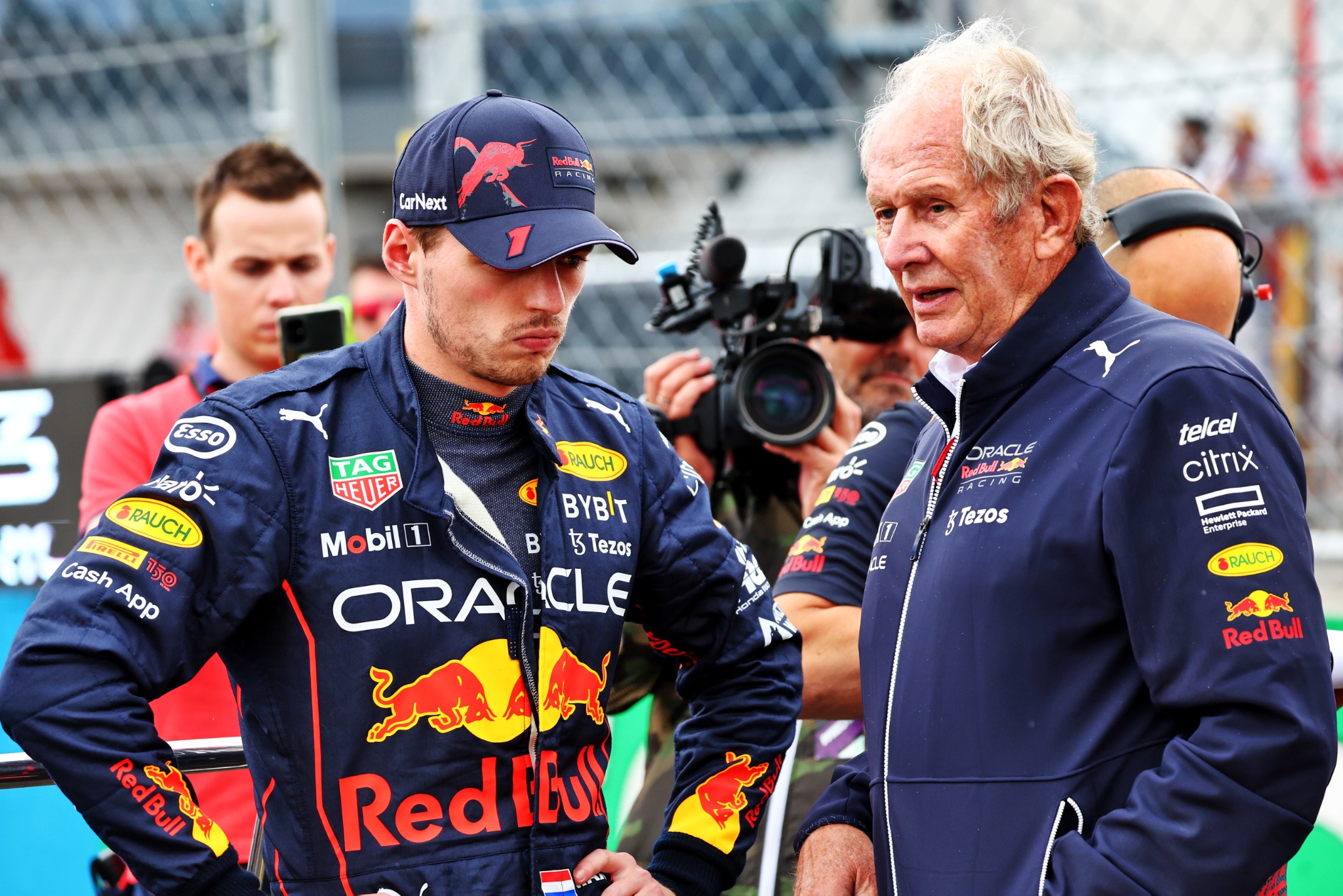 (L ke R ): Max Verstappen (NLD) Red Bull Racing dengan Dr Helmut Marko (AUT) Konsultan Motorsport Red Bull di grid.