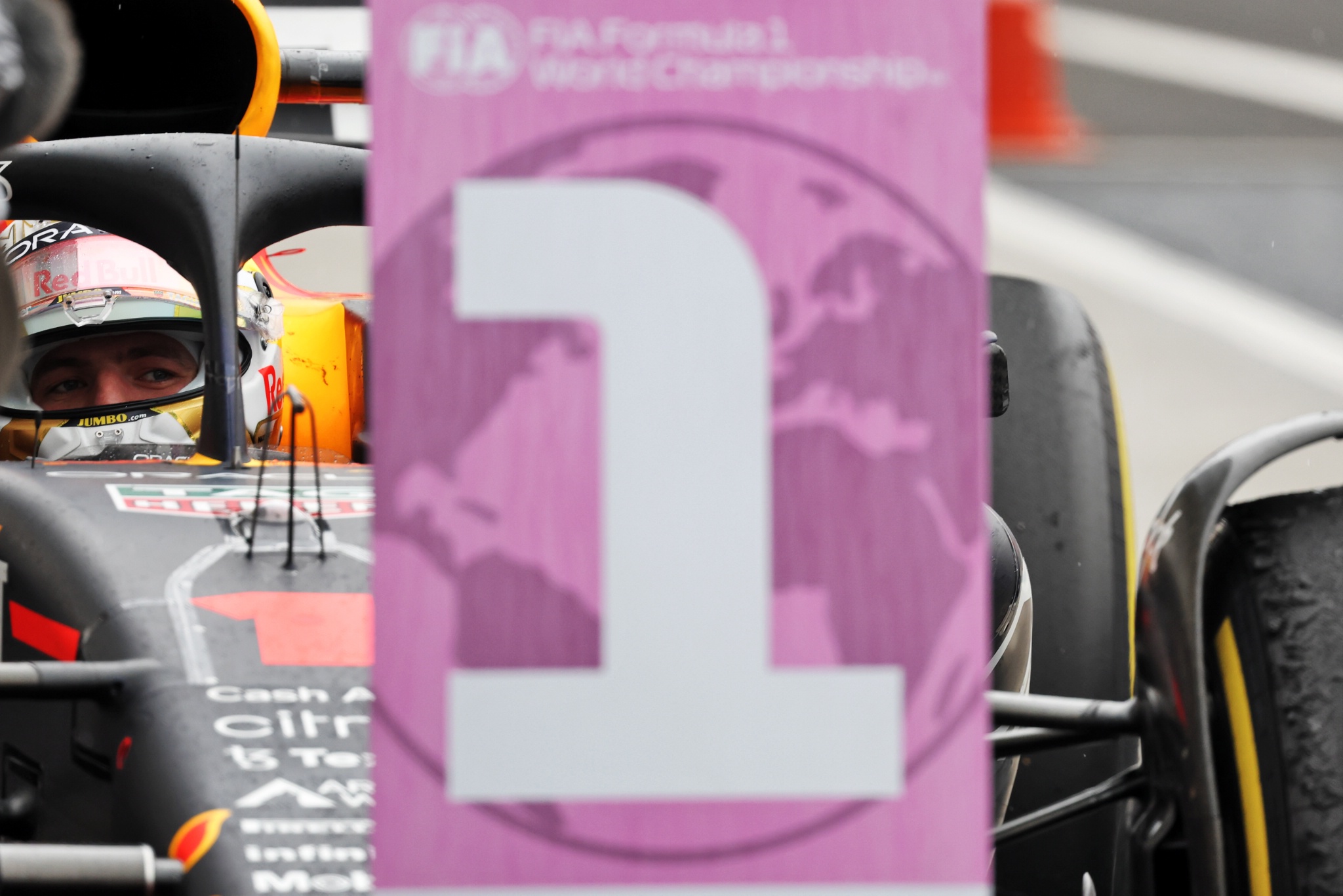 Pemenang lomba Max Verstappen (NLD) Red Bull Racing RB18 di parc ferme. Kejuaraan Dunia Formula 1, Rd 13, Hungarian Grand
