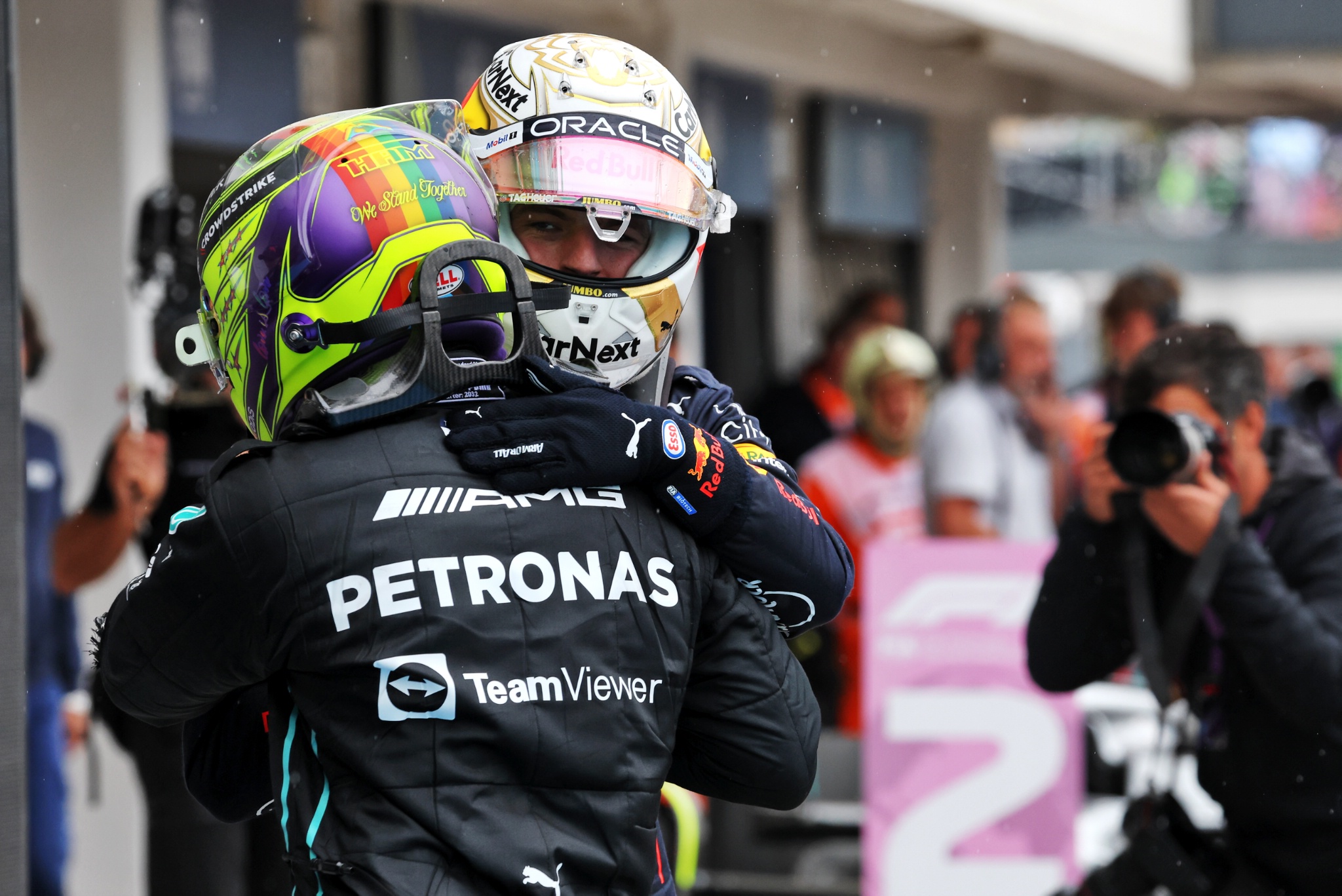 Pemenang lomba Max Verstappen (NLD) Red Bull Racing merayakannya dengan juara kedua Lewis Hamilton (GBR) Mercedes AMG F1 di parc