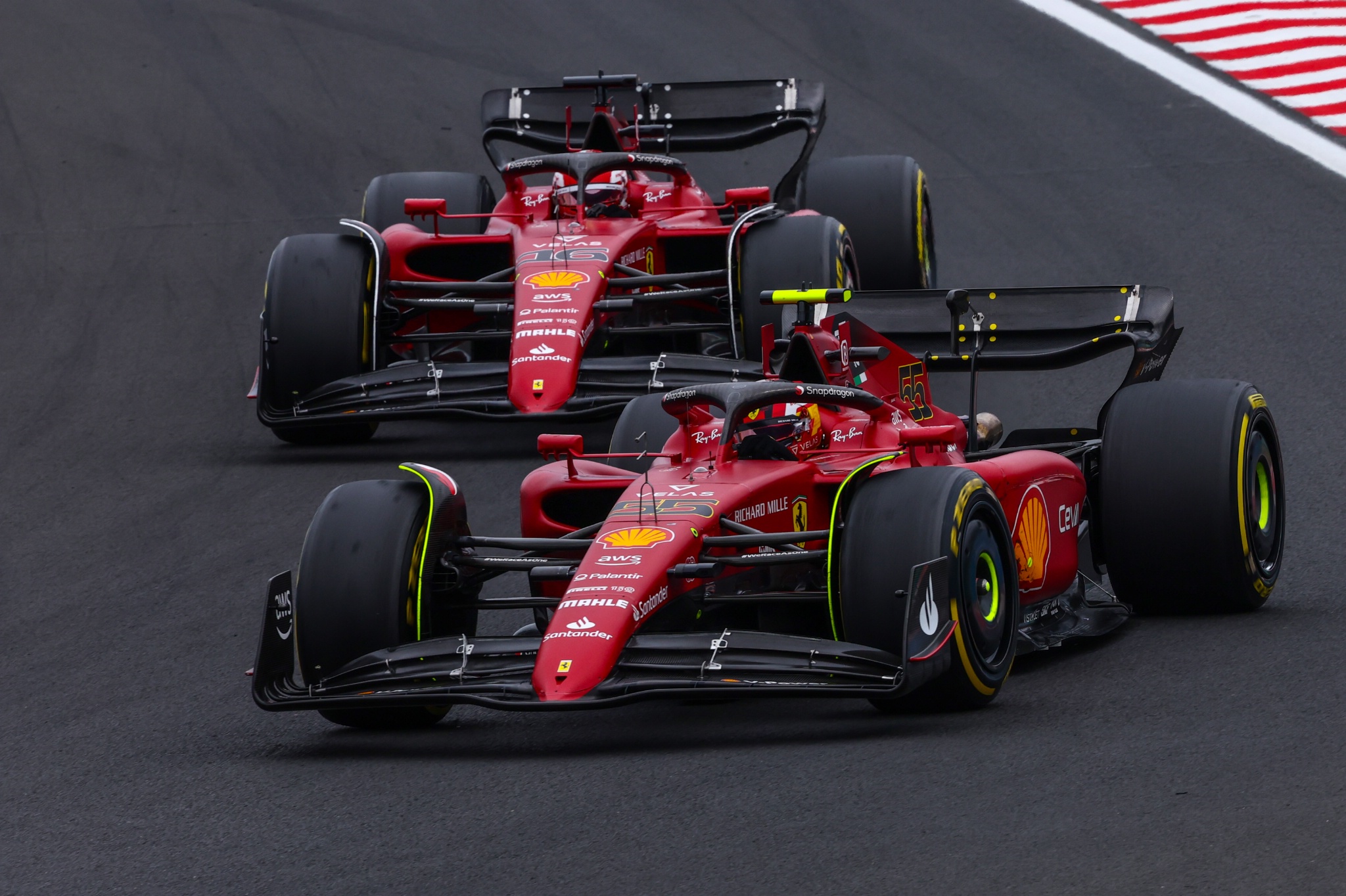 Carlos Sainz Jr ( ESP), Scuderia Ferrari dan Charles Leclerc (FRA), Kejuaraan Dunia Formula 1 Scuderia Ferrari, Rd 13,