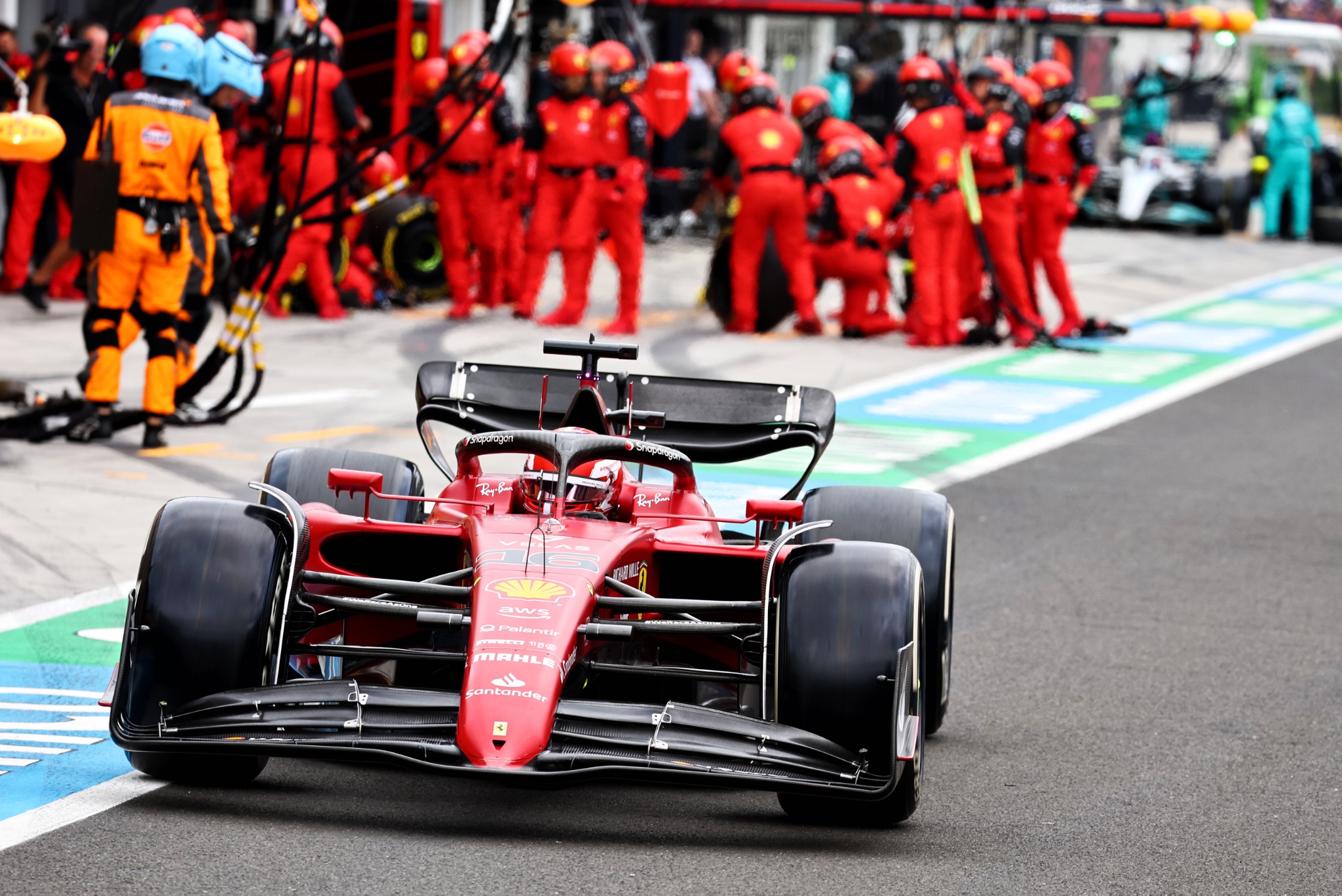 Charles Leclerc (MON) ) Ferrari F1-75 melakukan pit stop. Kejuaraan Dunia Formula 1, Rd 13, Hungarian Grand Prix, Budapest,