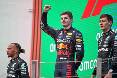 Podium (L ke Kanan): Lewis Hamilton (GBR) Mercedes AMG F1, kedua; Max Verstappen (NLD) Red Bull Racing, pemenang balapan; George