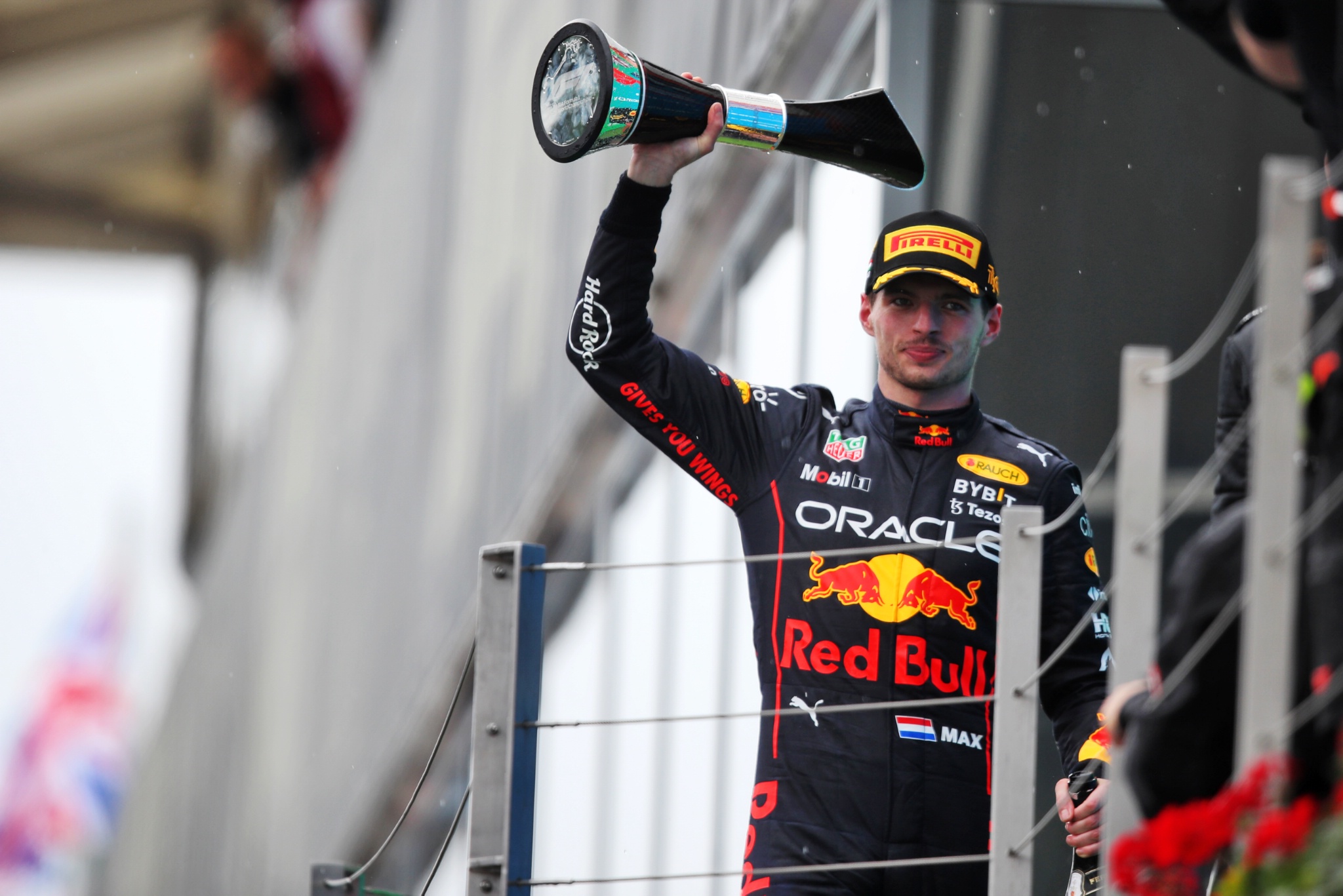 Pemenang lomba Max Verstappen (NLD) Red Bull Racing merayakannya di podium. Kejuaraan Dunia Formula 1, Rd 13, Hungaria