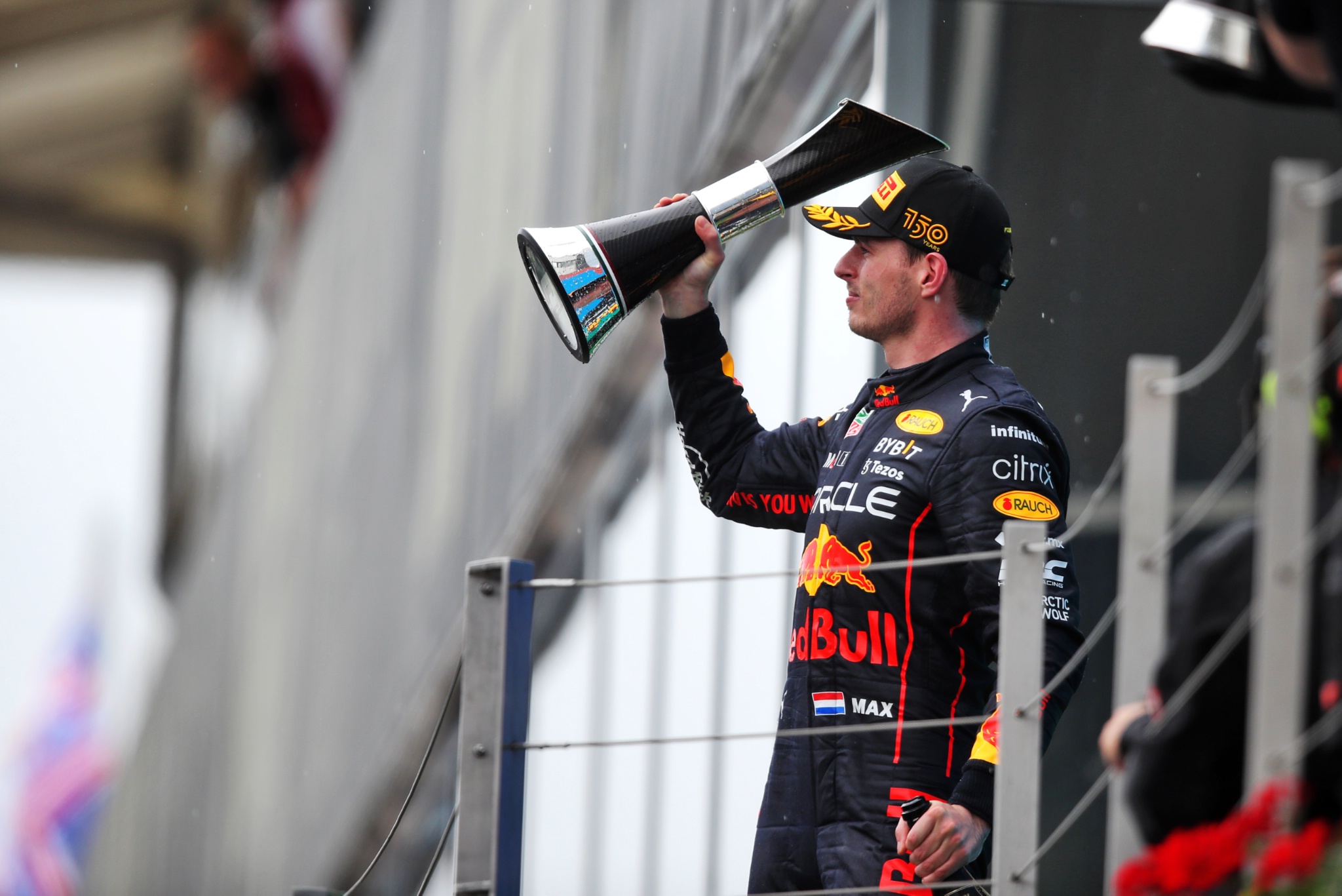 Pemenang lomba Max Verstappen (NLD) Red Bull Racing merayakannya di atas podium. Kejuaraan Dunia Formula 1, Rd 13, Hungaria