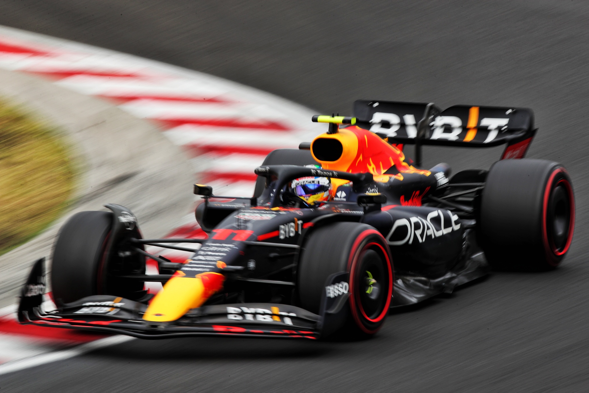 Sergio Perez (MEX) ) Red Bull Racing RB18. Kejuaraan Dunia Formula 1, Rd 13, Hungarian Grand Prix, Budapest, Hungaria,