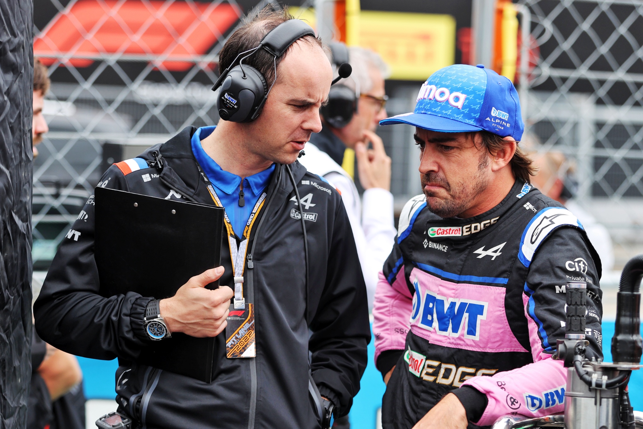 (L ke R ): Karel Loos (BEL) Alpine F1 Team Race Engineer di grid bersama Fernando Alonso (ESP) Alpine F1 Team. Formula 1