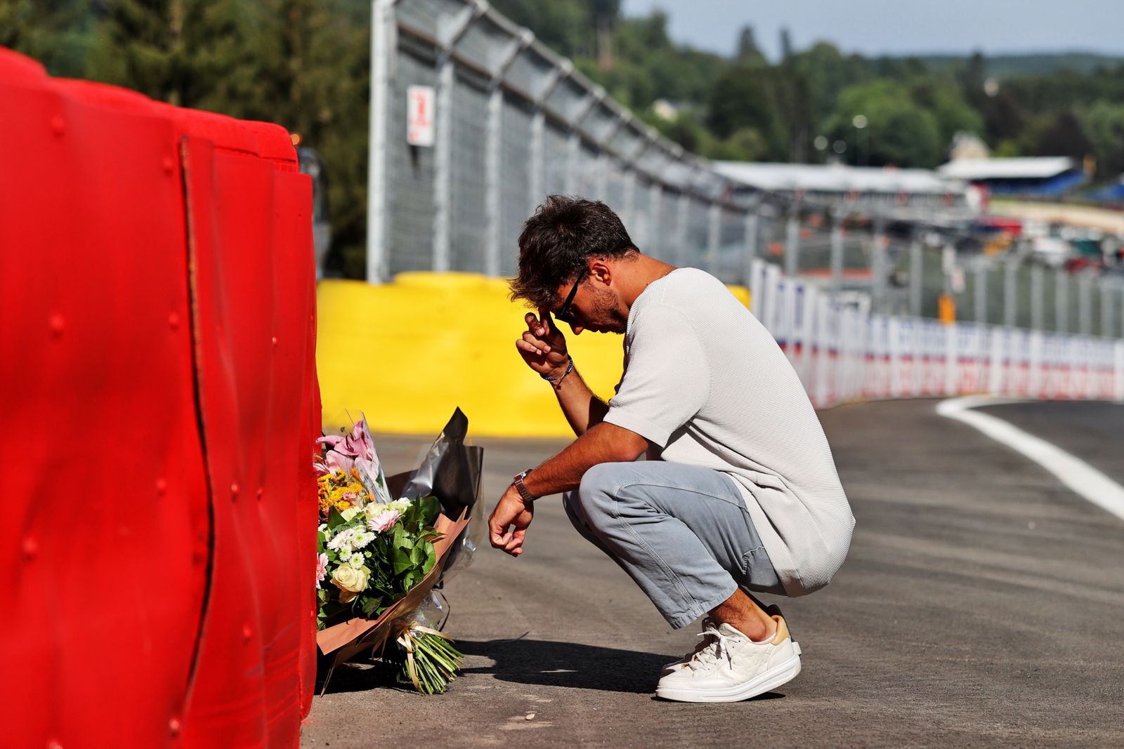 Pierre Gasly (FRA) AlphaTauri pays his respects to Anthoine Hubert. Formula 1 World Championship, Rd 14, Belgian Grand