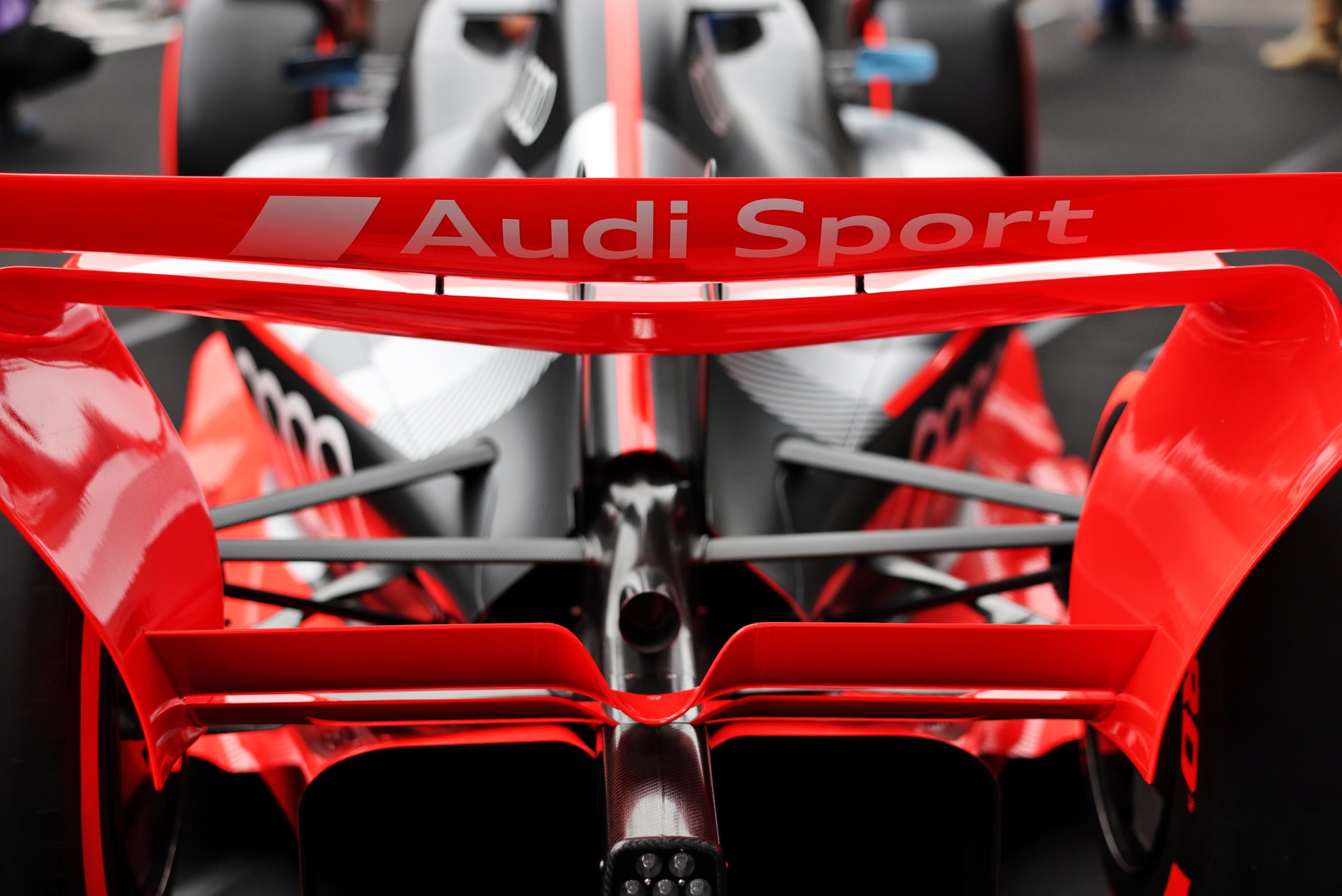 Mobil pamer di pit karena Audi telah resmi terdaftar sebagai produsen mesin F1 untuk peraturan 2026. Formula 1