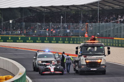 Kevin Magnussen (DEN) ) Haas VF-22 berhenti di sirkuit pada sesi latihan pertama. Kejuaraan Dunia Formula 1, Rd