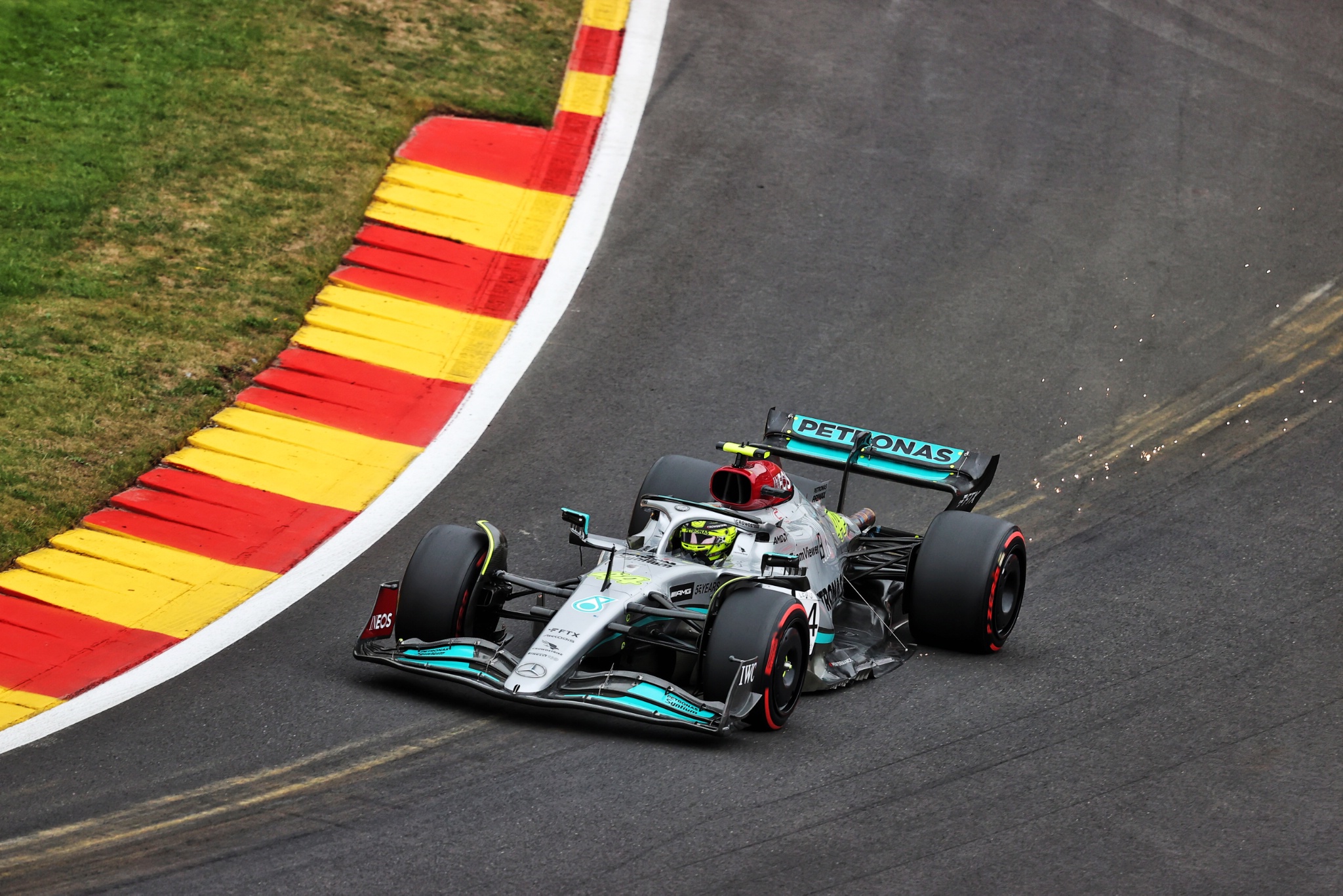 Lewis Hamilton (GBR) ) Mercedes AMG F1 W13 mengirimkan percikan api. Kejuaraan Dunia Formula 1, Rd 14, Grand Prix Belgia, Spa