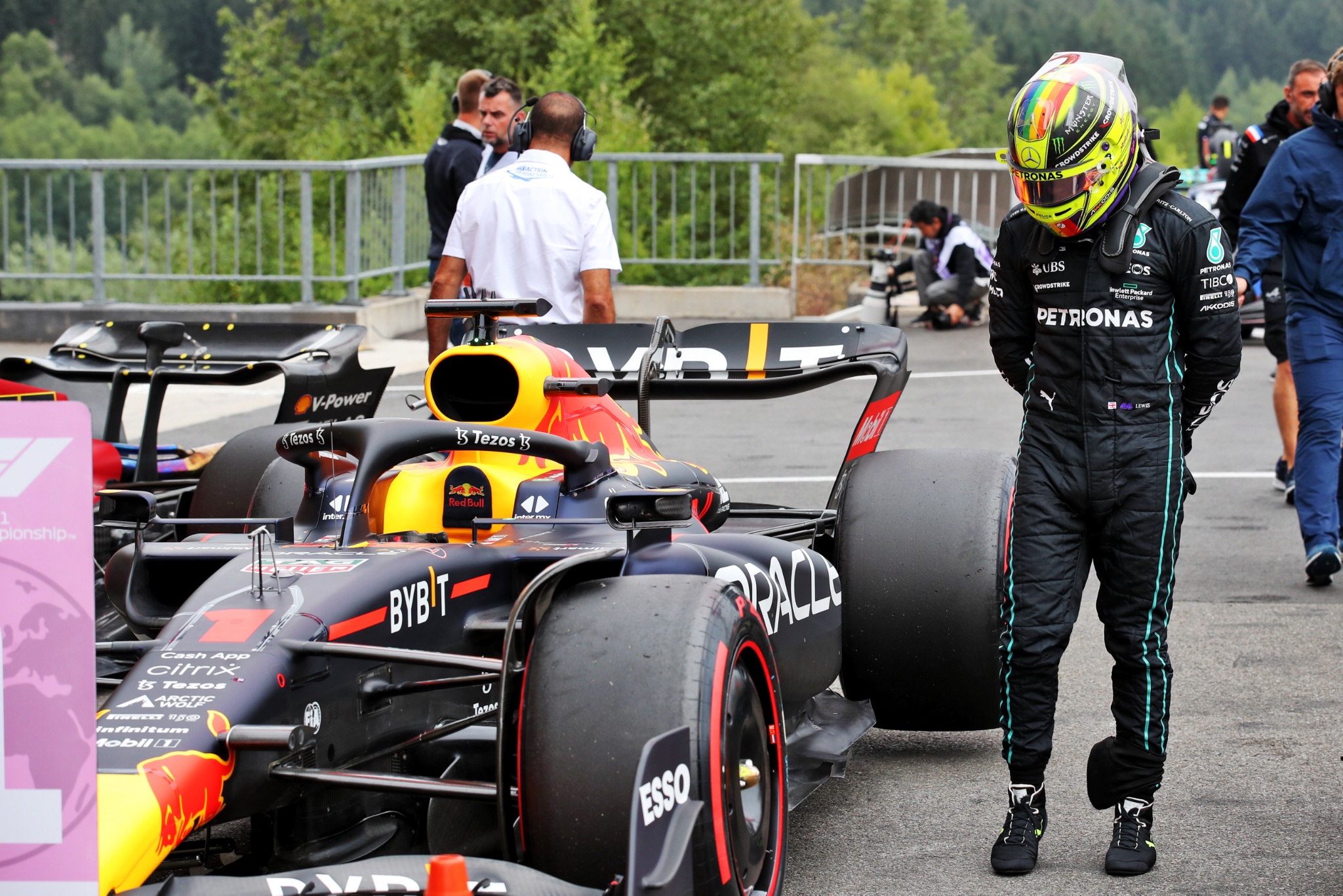 Lewis Hamilton (GBR) ) Mercedes AMG F1 melihat Red Bull Racing RB18 dari Max Verstappen (NLD) Red Bull Racing.