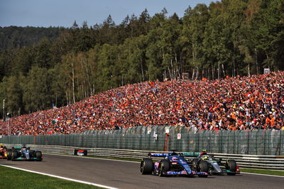 Fernando Alonso (ESP) Alpine F1 Team A522 and Lewis Hamilton (GBR) Mercedes AMG F1 W13 battle for position at the start of