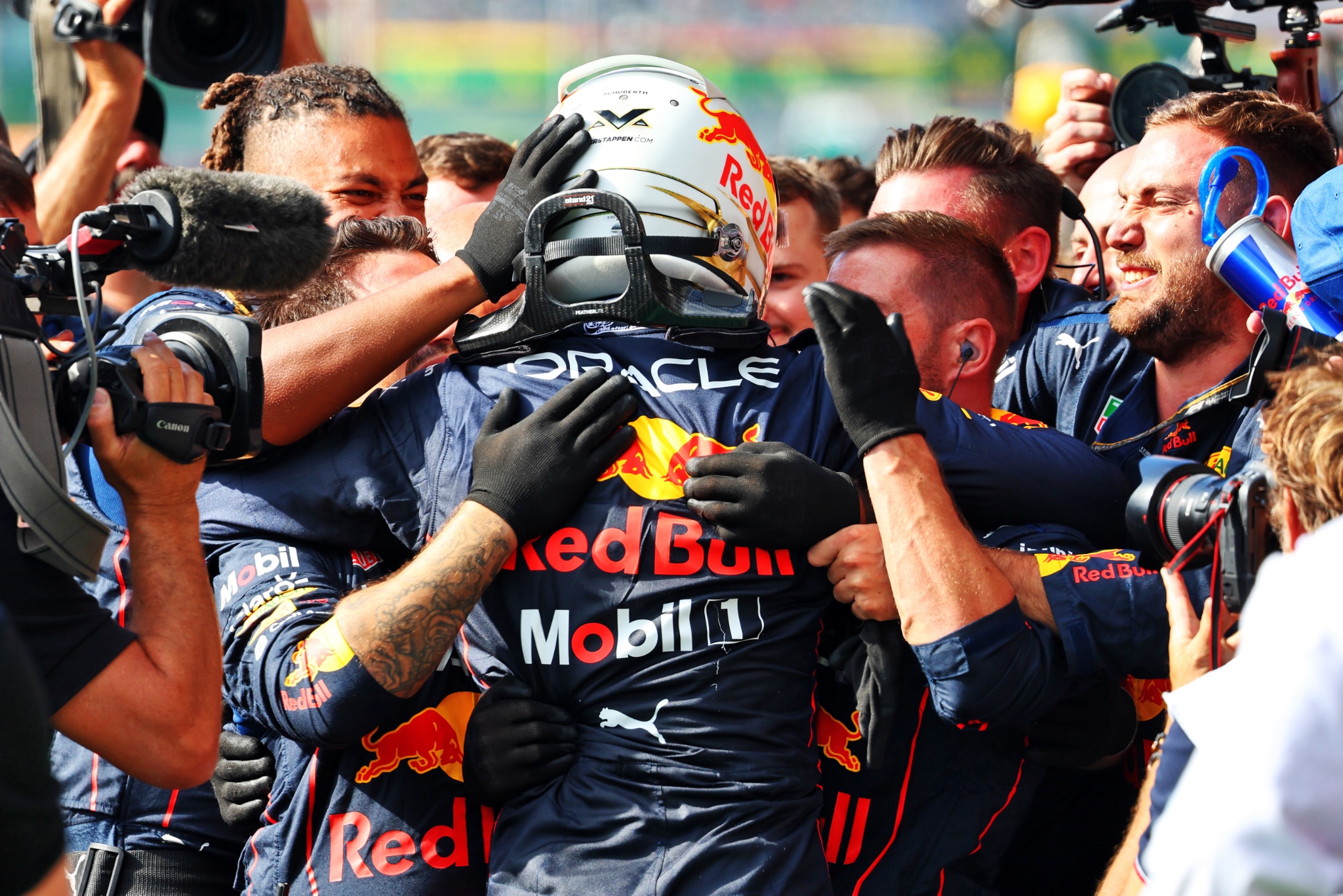 Pemenang balapan Max Verstappen (NLD) Red Bull Racing merayakan di parc ferme. Kejuaraan Dunia Formula 1, Rd 14, Belgian