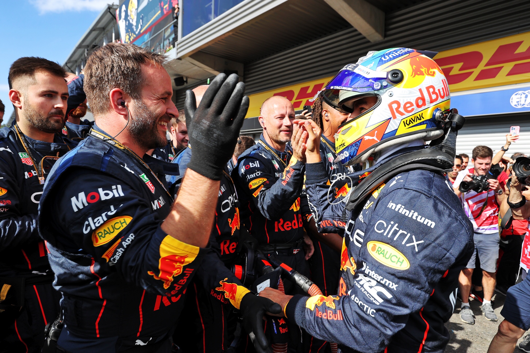 Sergio Perez (MEX) ) Red Bull Racing merayakan posisi keduanya bersama tim di parc ferme. Dunia Formula 1