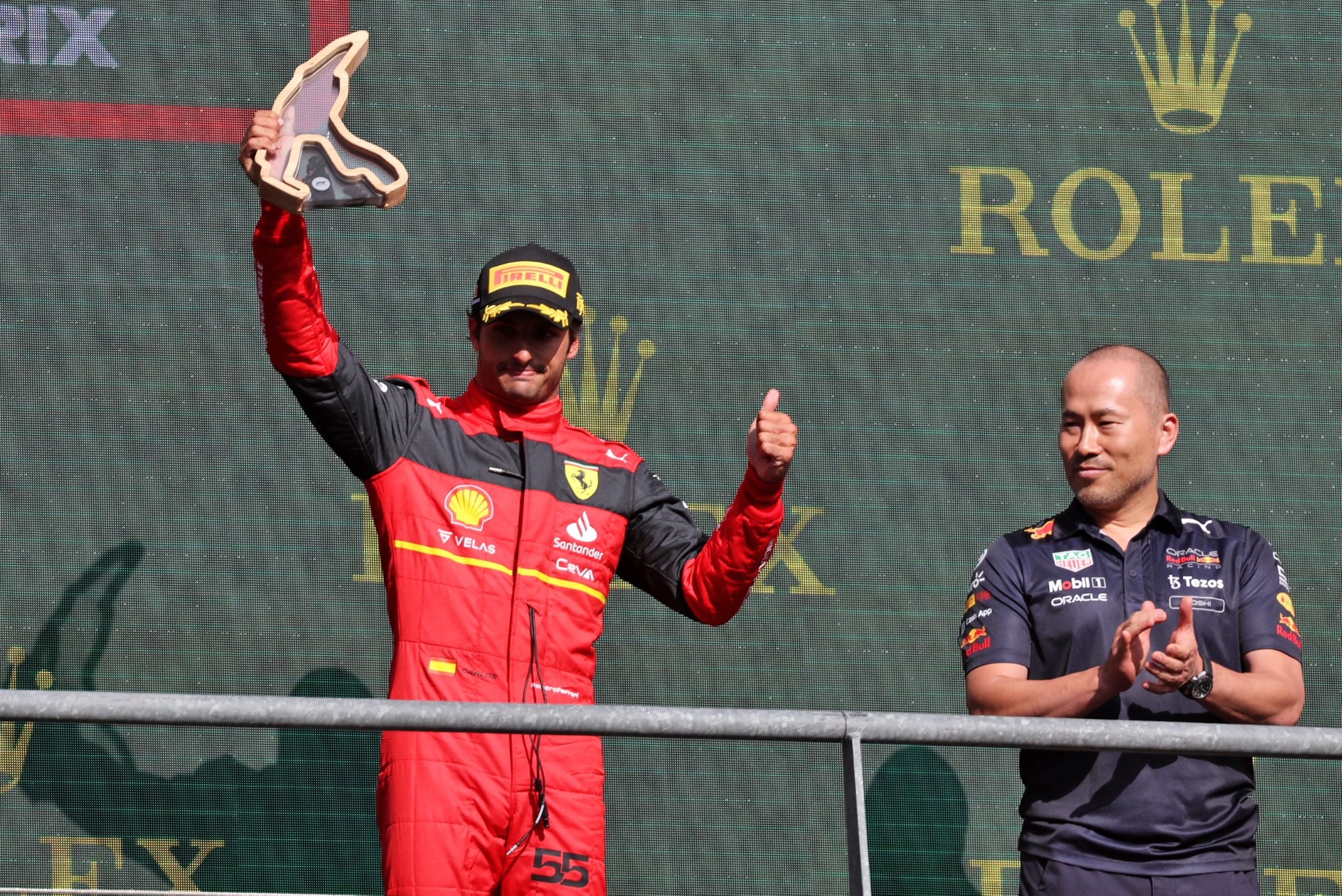Carlos Sainz Jr ( ESP) Ferrari merayakan posisi ketiganya di podium Kejuaraan Dunia Formula 1, Rd 14, Belgian