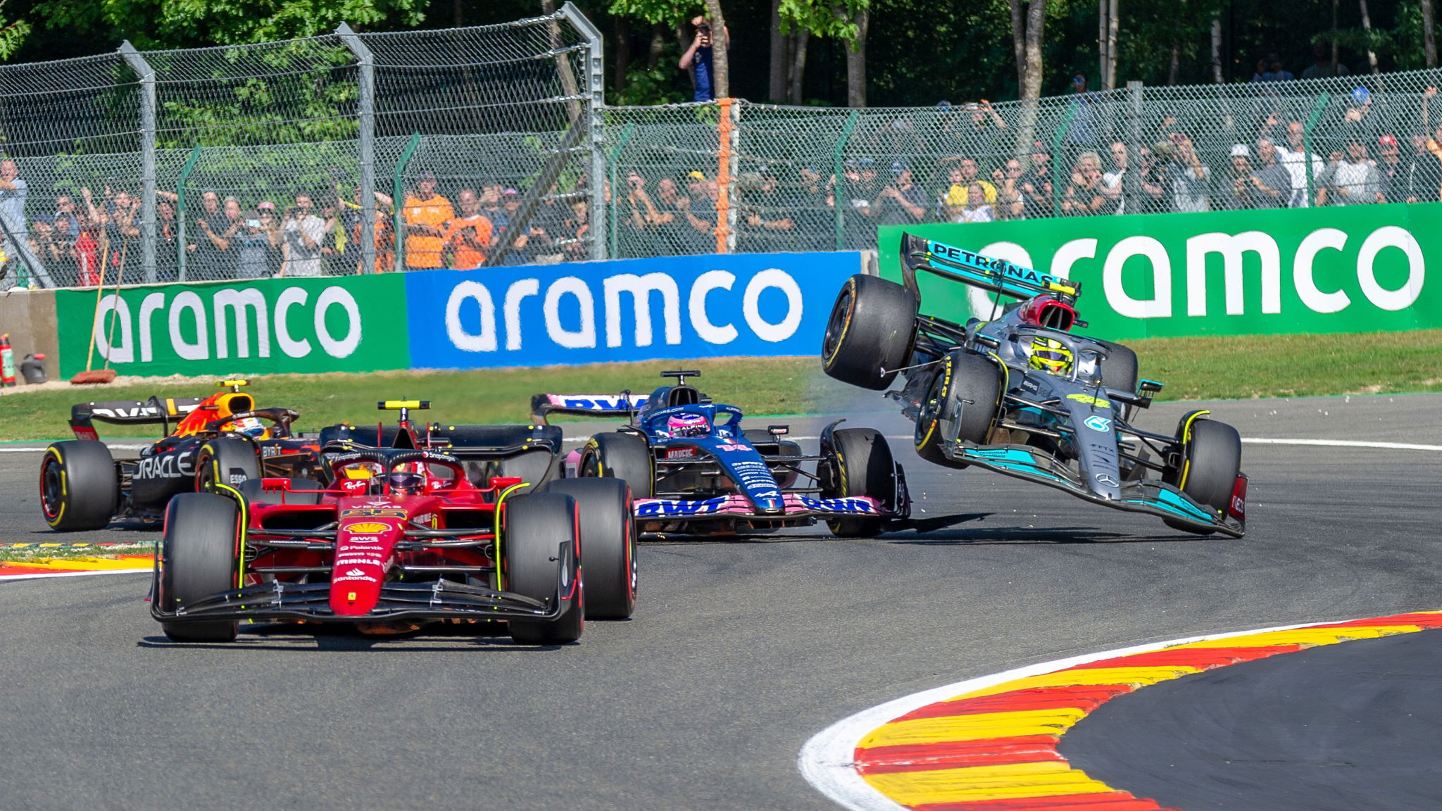 Lewis Hamilton (GBR) Mercedes AMG F1 W13 crashes with Fernando Alonso (ESP) Alpine F1 Team A522 at the start of the race.
