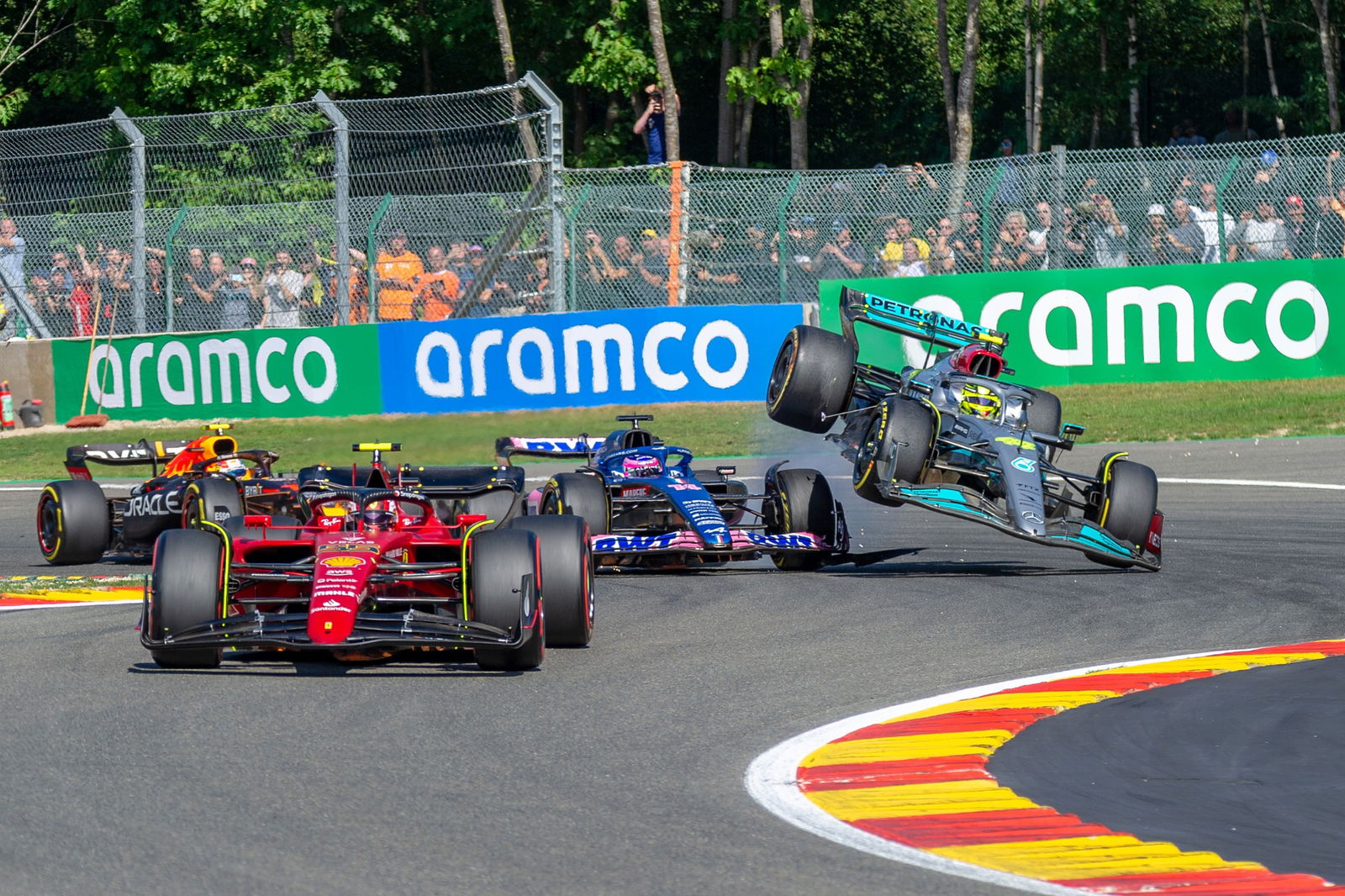 Lewis Hamilton (GBR) Mercedes AMG F1 W13 crashes with Fernando Alonso (ESP) Alpine F1 Team A522 at the start of the race.