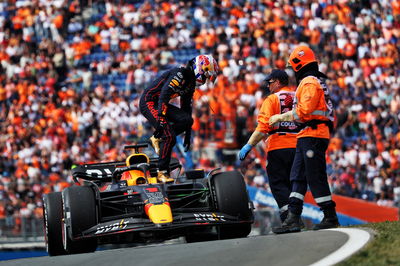 Max Verstappen (NLD) ) Red Bull Racing RB18 berhenti di sesi latihan pertama. Kejuaraan Dunia Formula 1, Rd 14,