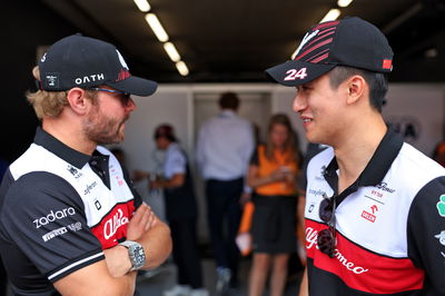 (L ke R ): Valtteri Bottas (FIN) Alfa Romeo F1 Team dan Guanyu Zhou (CHN) Alfa Romeo F1 Team pada parade pembalap. Formula