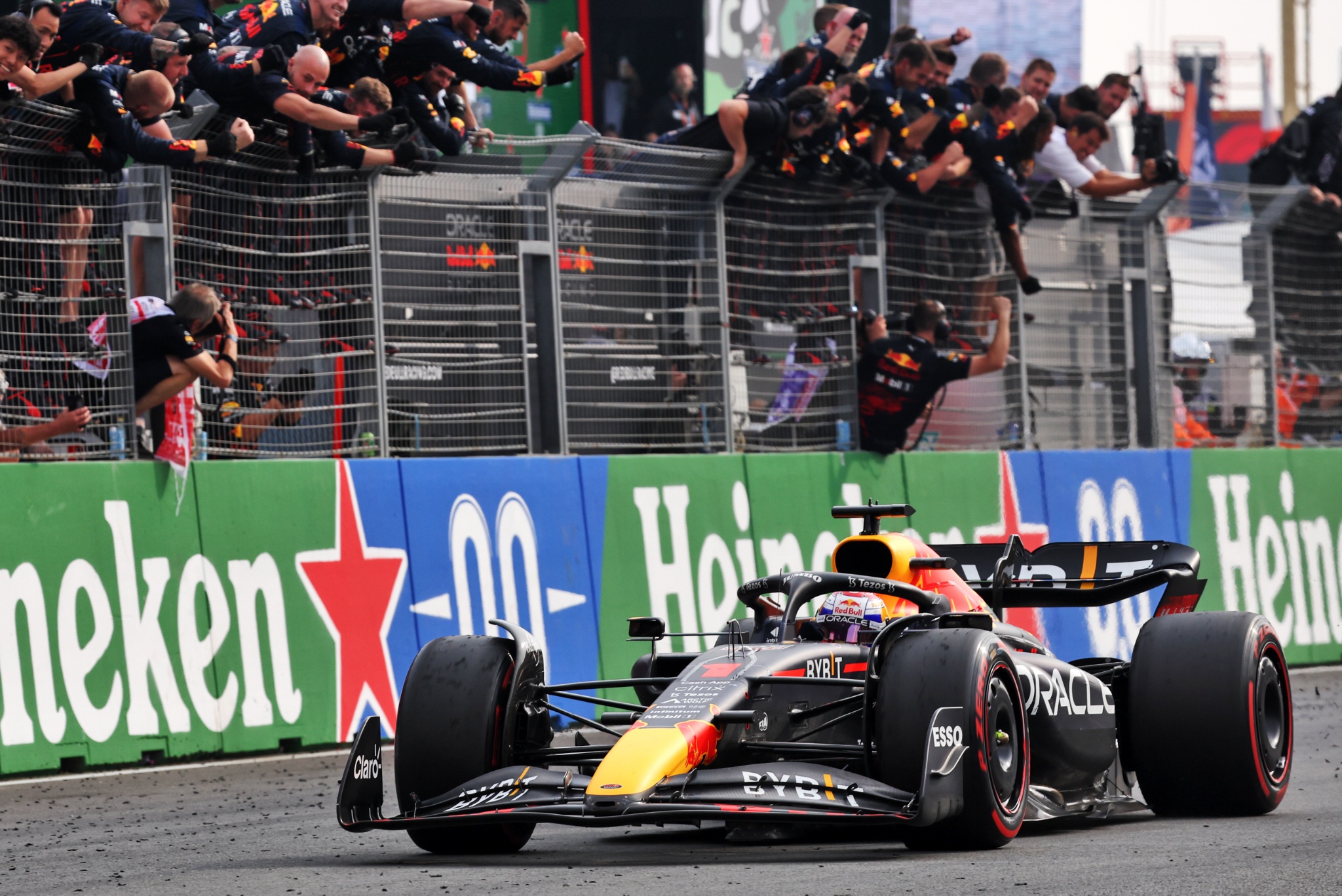 Race winner Max Verstappen (NLD) Red Bull Racing RB18 takes the chequered flag at the end of the race. Formula 1 World