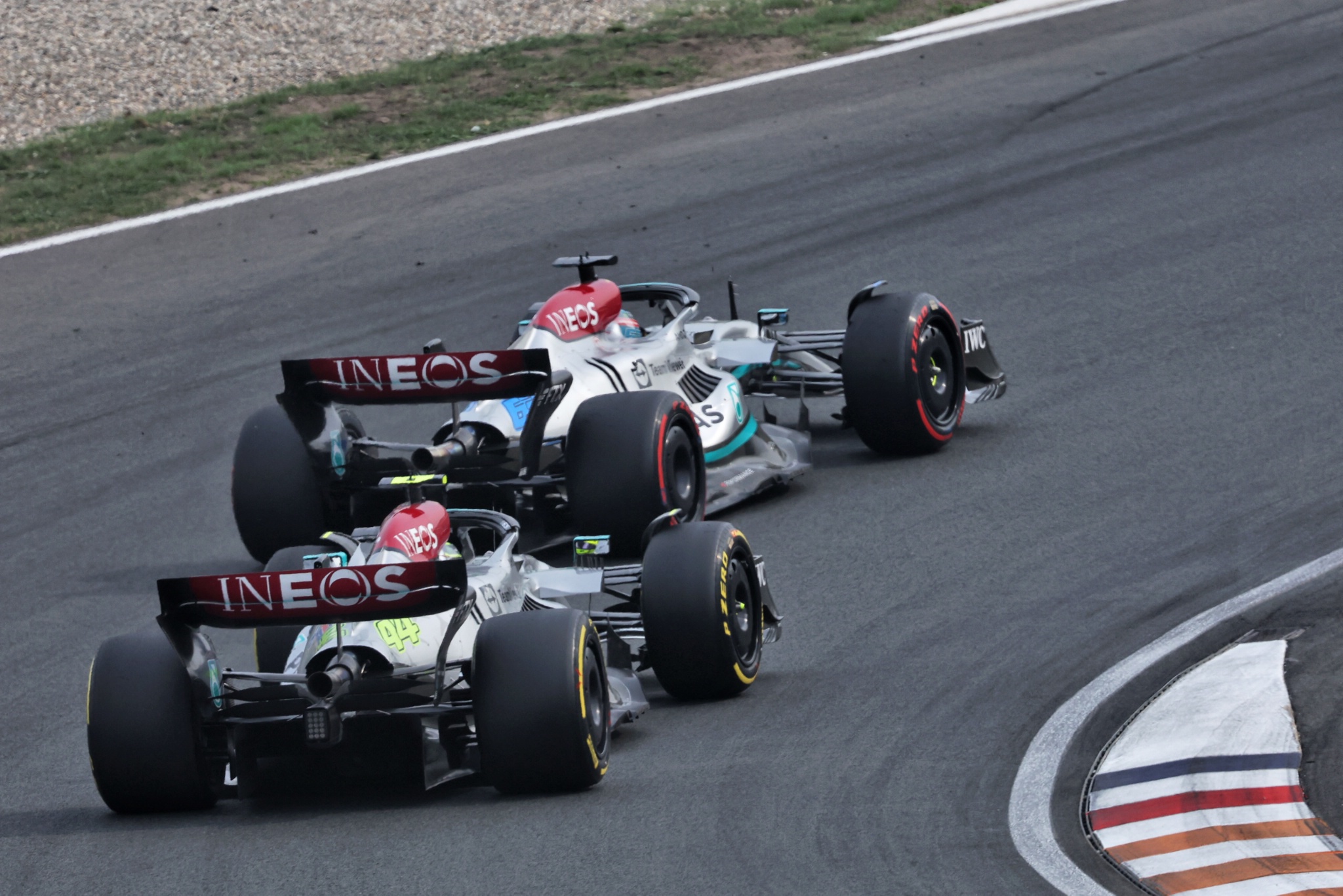 George Russell (GBR) ) Mercedes AMG F1 W13 dan Lewis Hamilton (GBR) Mercedes AMG F1 W13 memperebutkan posisi. Formula 1 Dunia