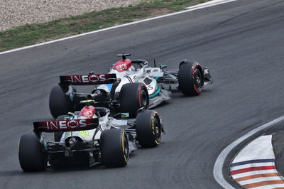 George Russell (GBR) Mercedes AMG F1 W13 dan Lewis Hamilton (GBR) Mercedes AMG F1 W13 memperebutkan posisi. Formula 1 Dunia