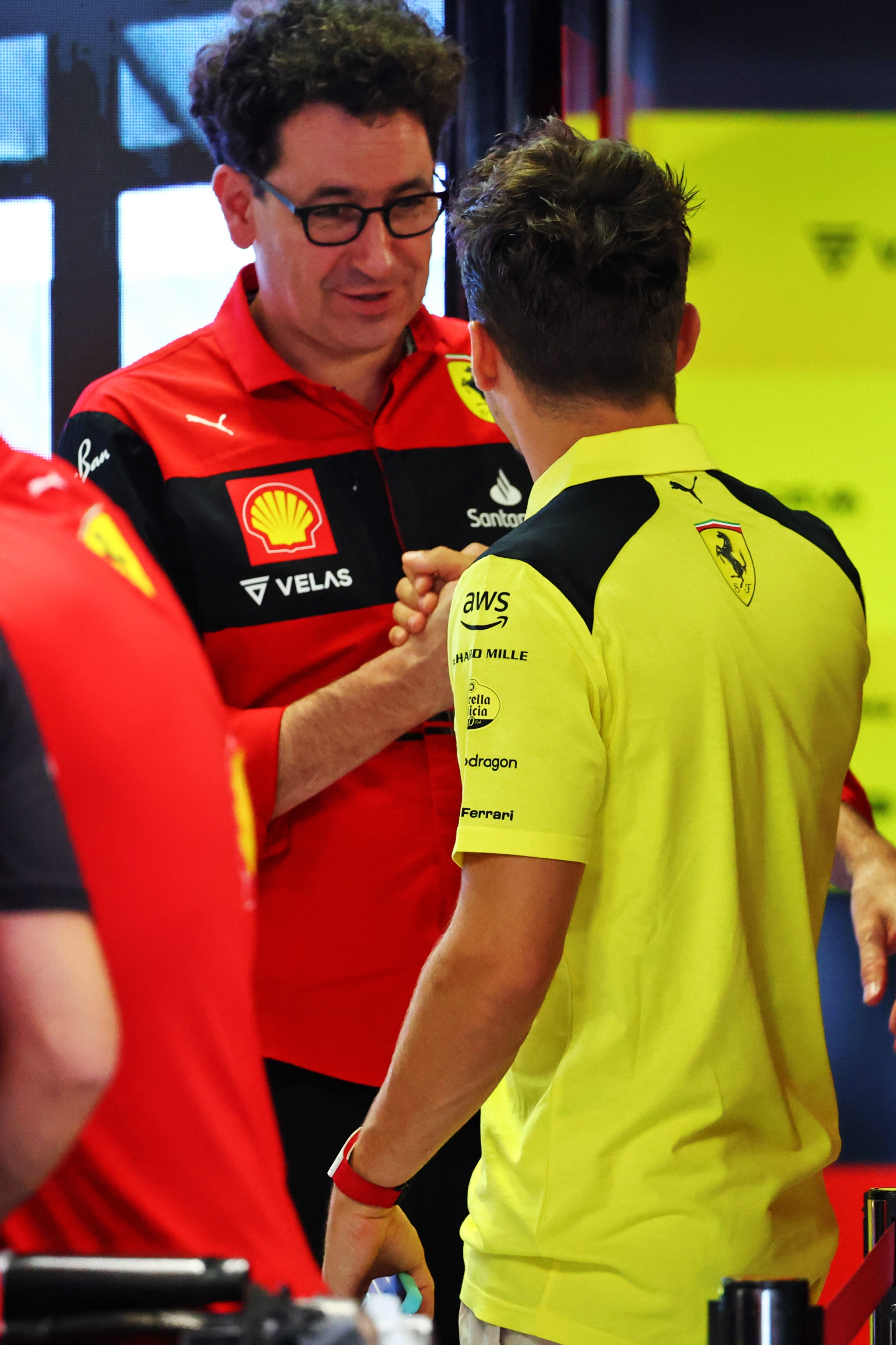 (L ke R ): Kepala Tim Ferrari Mattia Binotto (ITA) bersama Charles Leclerc (MON) Ferrari. Kejuaraan Dunia Formula 1, Rd