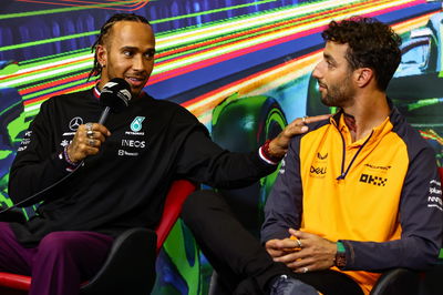 Lewis Hamilton (GBR) ), Mercedes AMG F1 dan Daniel Ricciardo (AUS), Kejuaraan Dunia Formula 1 Tim F1 McLaren, Rd 16,