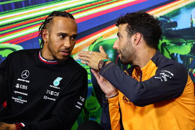 Lewis Hamilton (GBR) ), Mercedes AMG F1 dan Daniel Ricciardo (AUS), Kejuaraan Dunia Formula 1 Tim F1 McLaren, Rd 16,