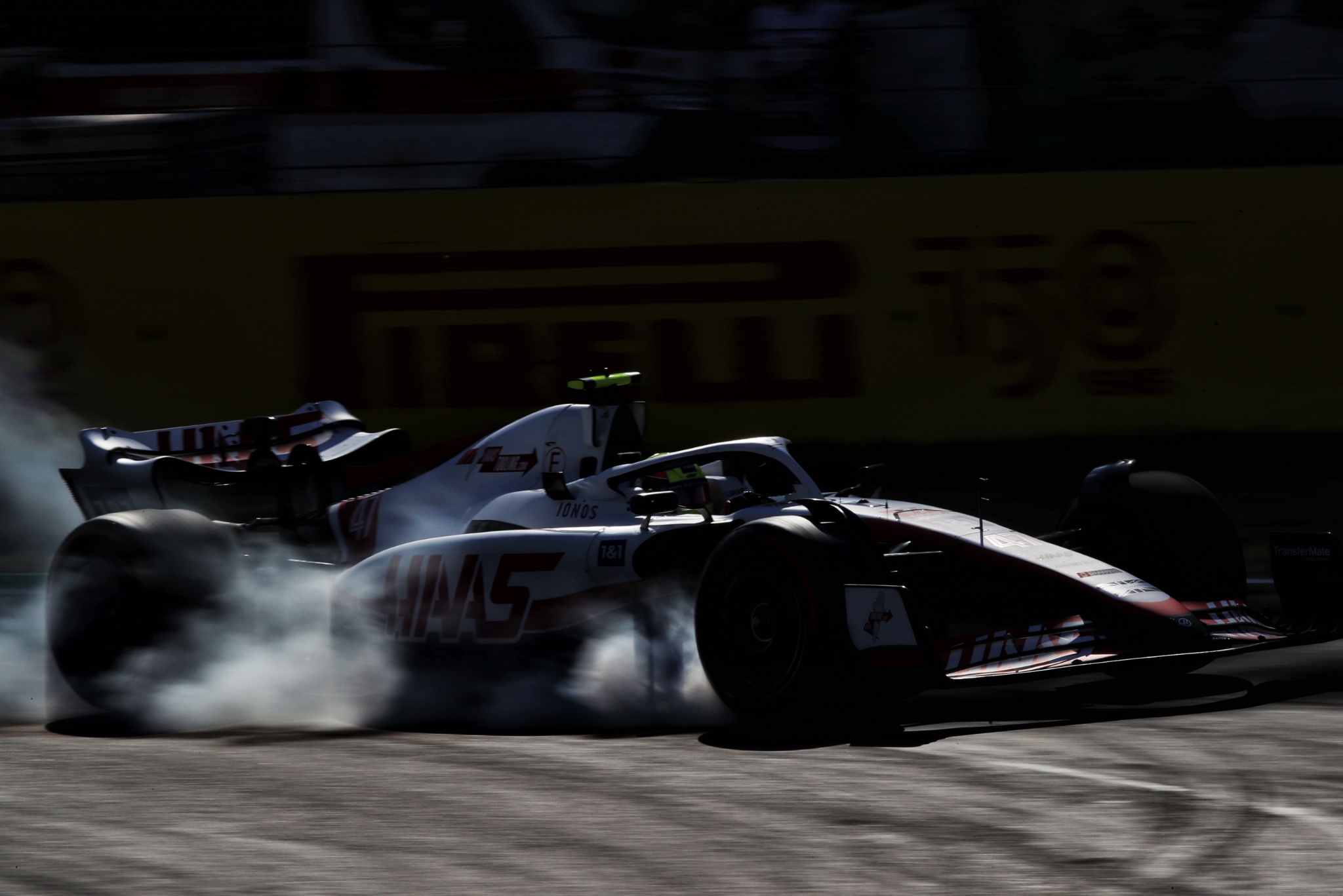 Mick Schumacher (GER ) Haas VF-22 terkunci saat pengereman. Kejuaraan Dunia Formula 1, Rd 16, Grand Prix Italia, Monza,