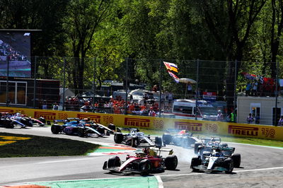 Charles Leclerc (MON) Ferrari F1-75 and George Russell (GBR) Mercedes AMG F1 W13 battle for the lead at the start of the