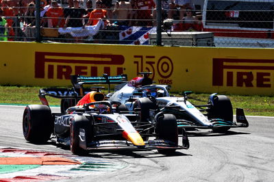 Max Verstappen (NLD) Red Bull Racing RB18 and George Russell (GBR) Mercedes AMG F1 W13 battle for position. Formula 1