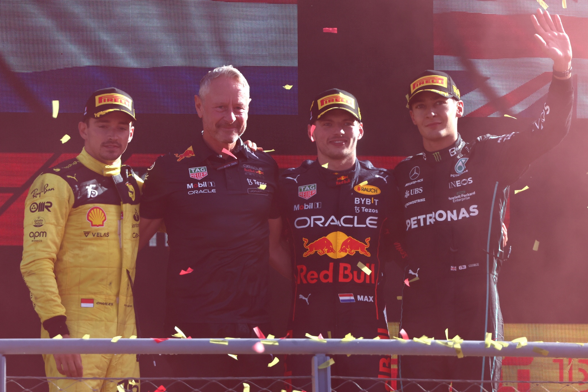 Tempat pertama Max Verstappen (NLD) Red Bull Racing RB18, juara 2 Charles Leclerc (MON) Ferrari F1-75 dan juara 3 George