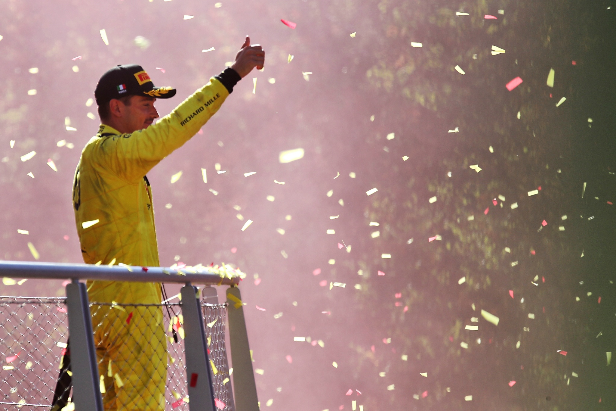 Charles Leclerc (MON) ) Ferrari merayakan posisi keduanya di podium. Kejuaraan Dunia Formula 1, Rd 16, Italian