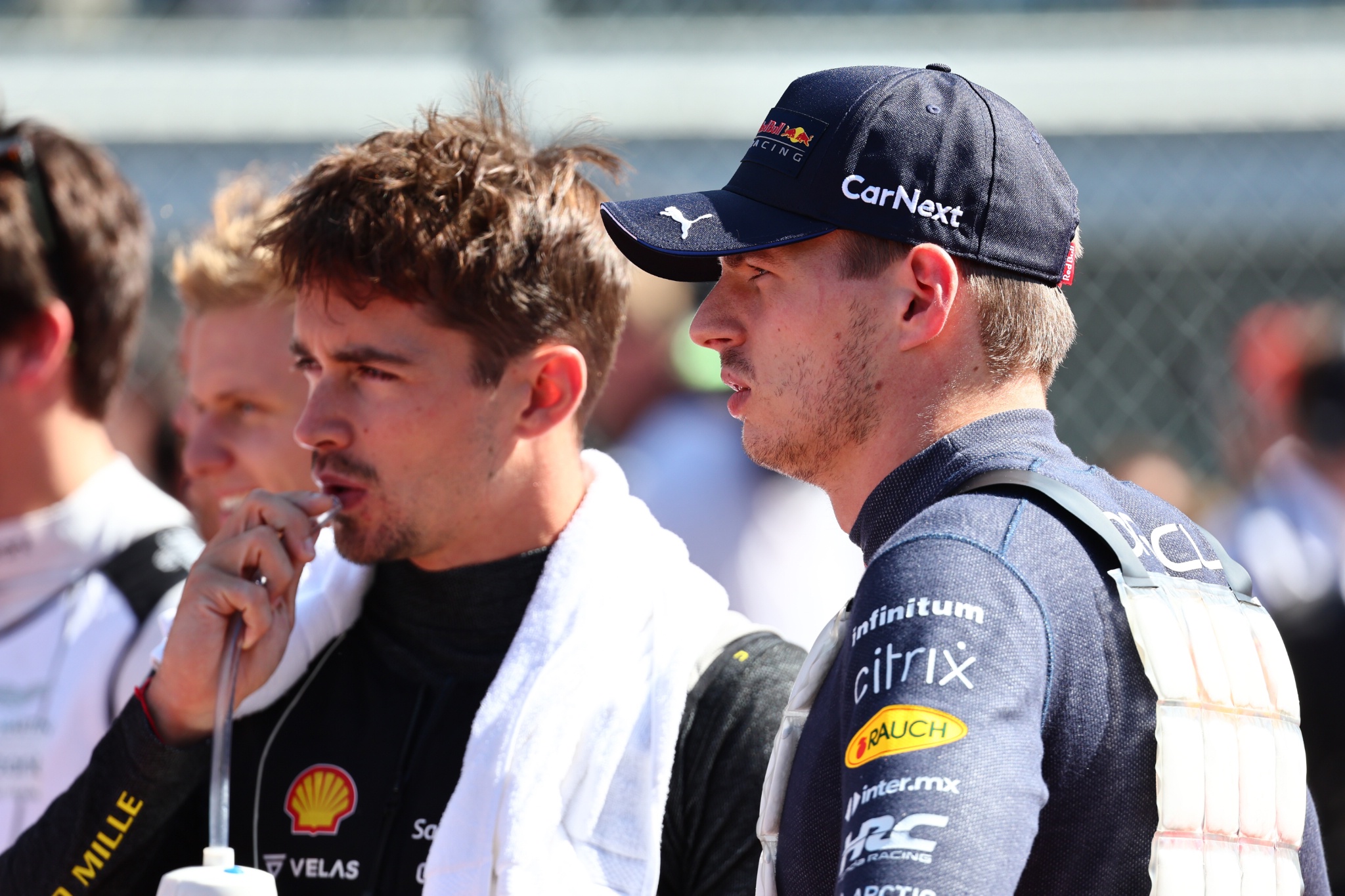 Charles Leclerc (MON) ) Ferrari F1-75 dan Max Verstappen (NLD) Red Bull Racing RB18. Kejuaraan Dunia Formula 1, Rd 16,