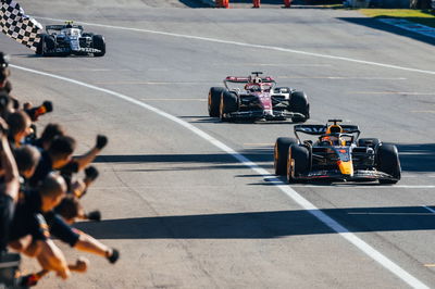 Pemenang lomba Max Verstappen (NLD) Red Bull Racing RB18 mengambil bendera kotak-kotak di akhir balapan. Dunia Formula 1