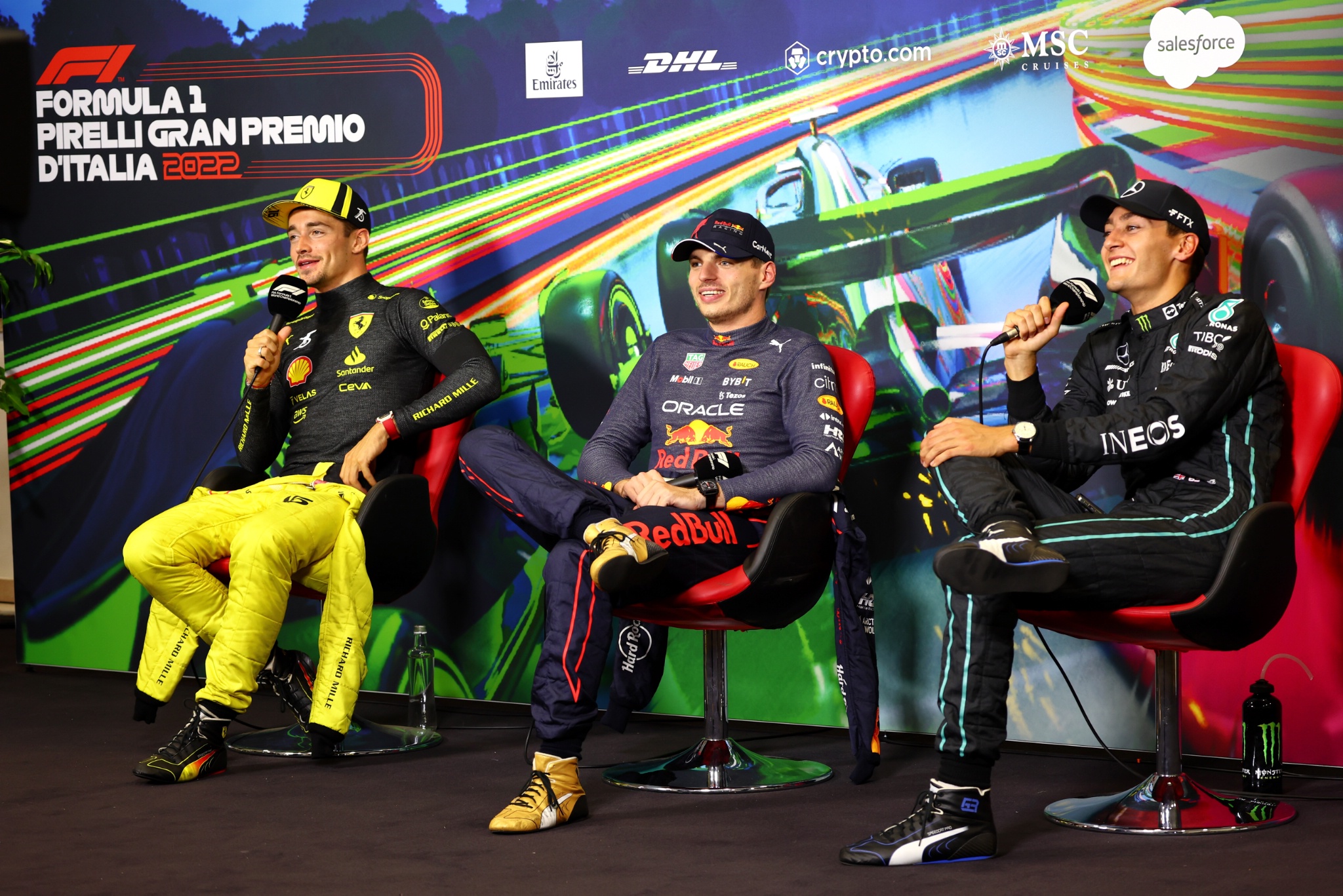 (L to R): Charles Leclerc (MON) Ferrari, Max Verstappen (NLD) Red Bull Racing; dan George Russell (GBR) Mercedes AMG F1, di