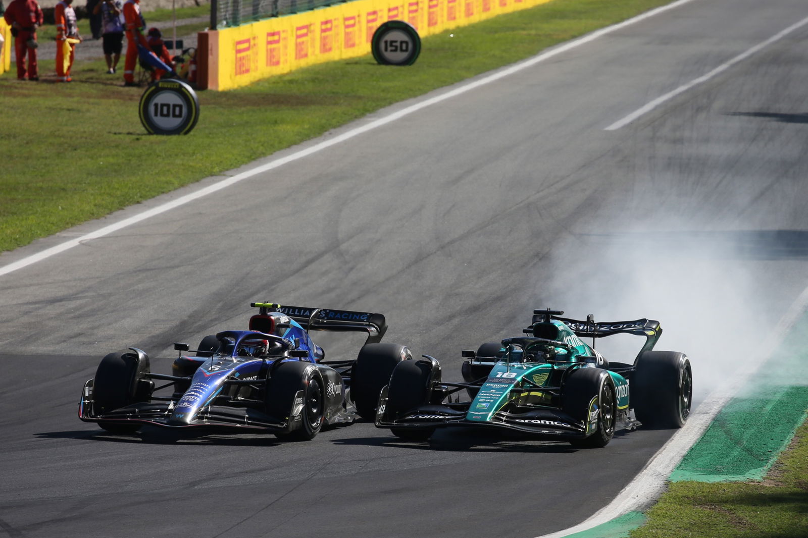 Nicholas Latifi (CDN) Williams Racing FW44 dan Lance Stroll (CDN) Aston Martin F1 Team AMR22. Kejuaraan Dunia Formula 1,