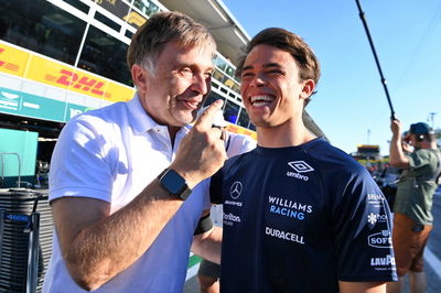 (L to R): Jost Capito (GER) Williams Racing Chief Executive Officer celebrates ninth position on his GP debut for Nyck de