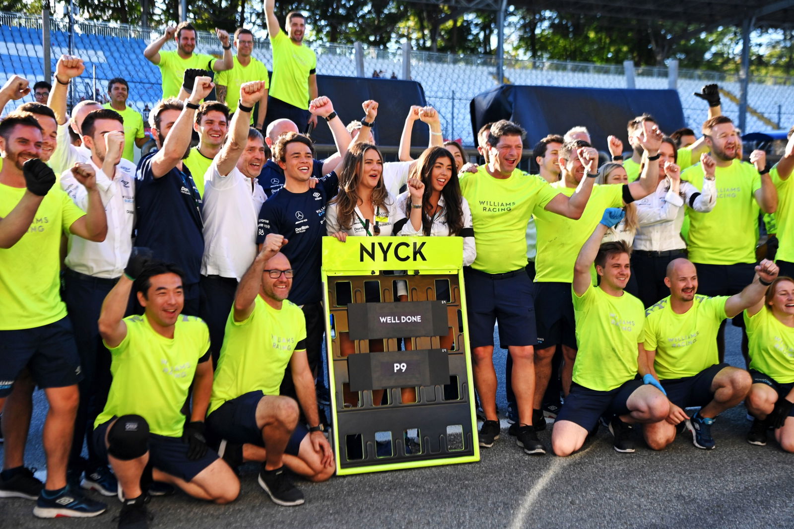 Williams Racing merayakan posisi kesembilan dalam debut GP-nya untuk Nyck de Vries (NLD) Williams Racing Reserve Driver. Formula 1